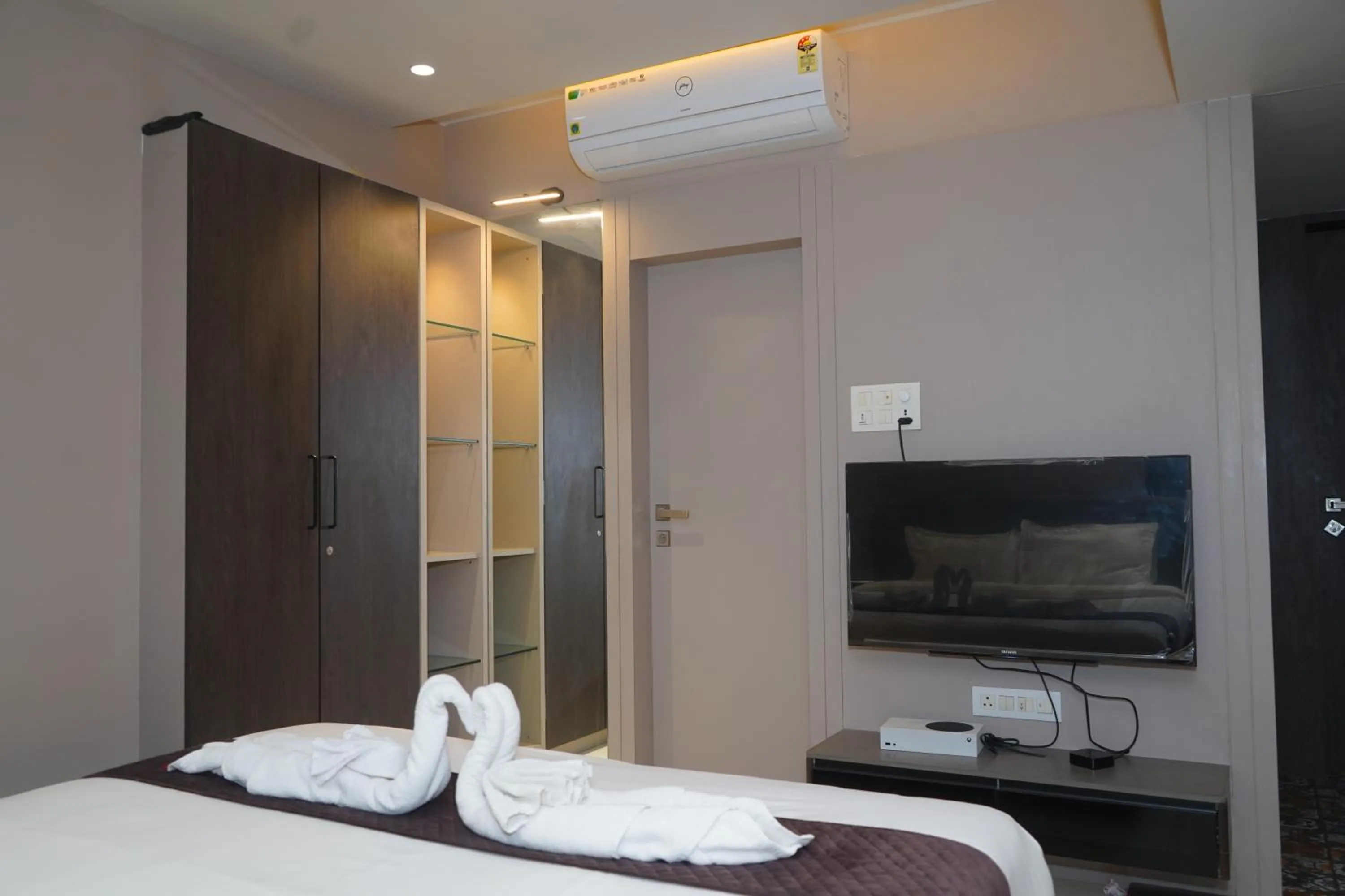 Bed in Abssolute Homtel - Rooms & Suites