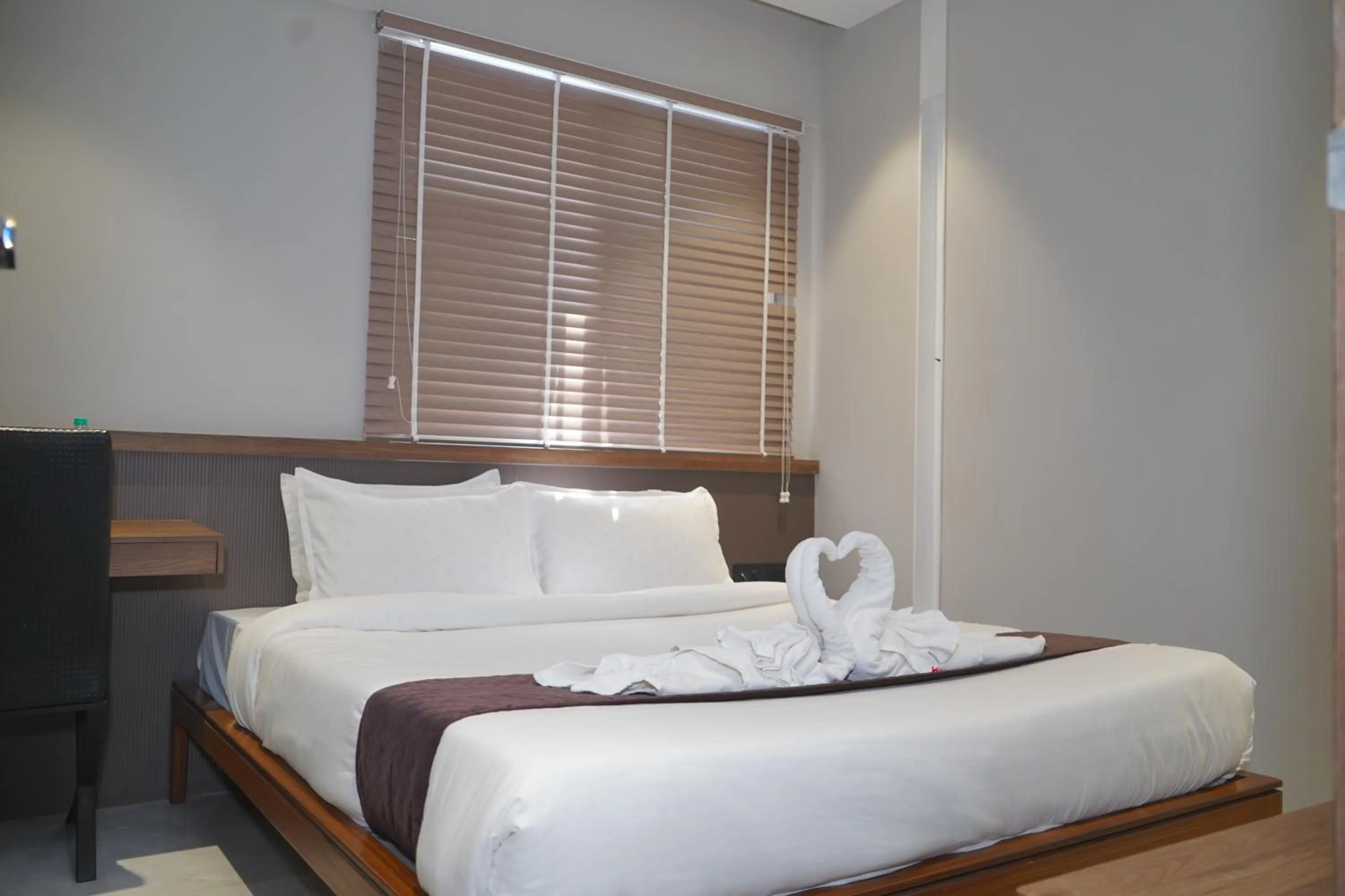 Bed in Abssolute Homtel - Rooms & Suites