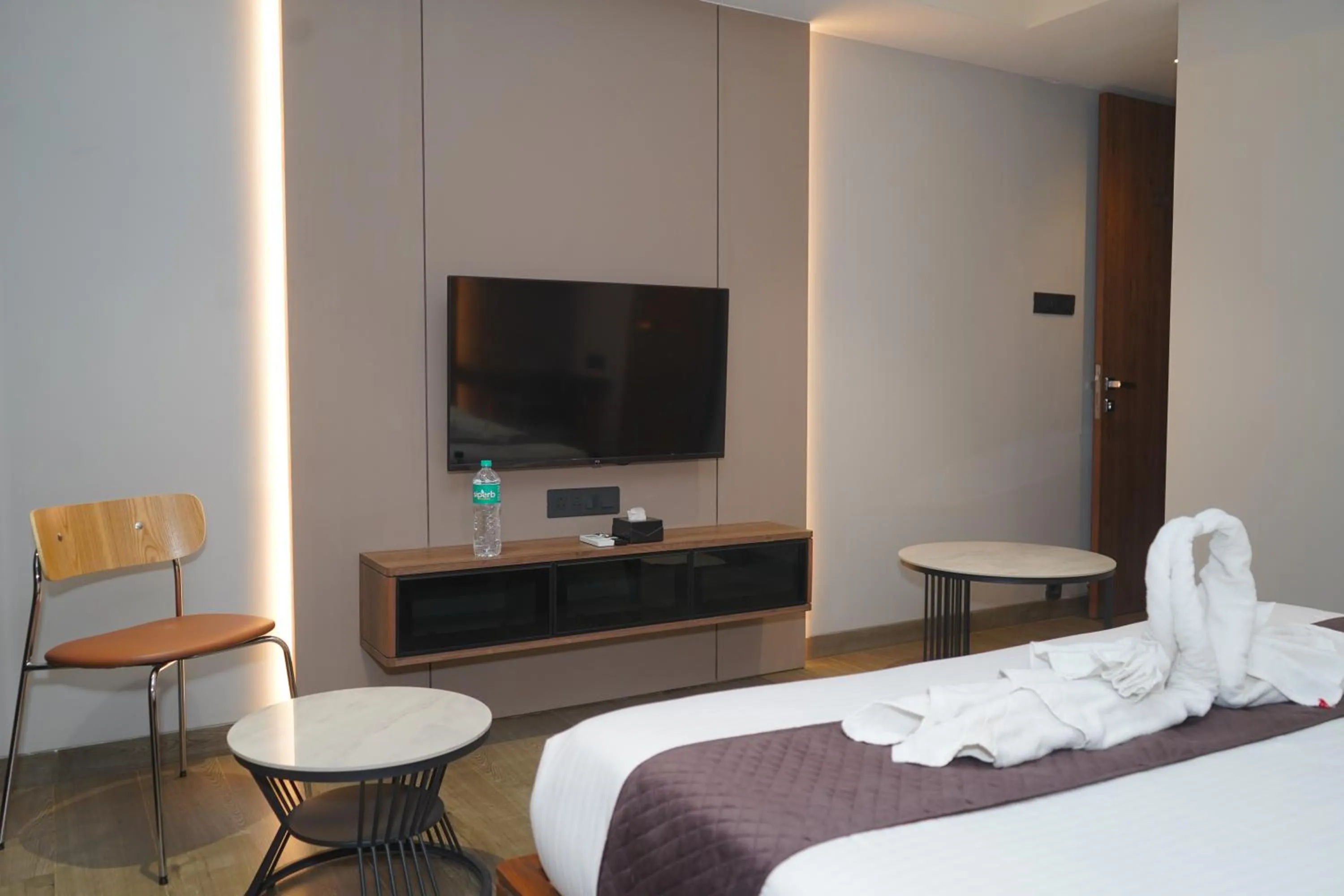 Bed in Abssolute Homtel - Rooms & Suites