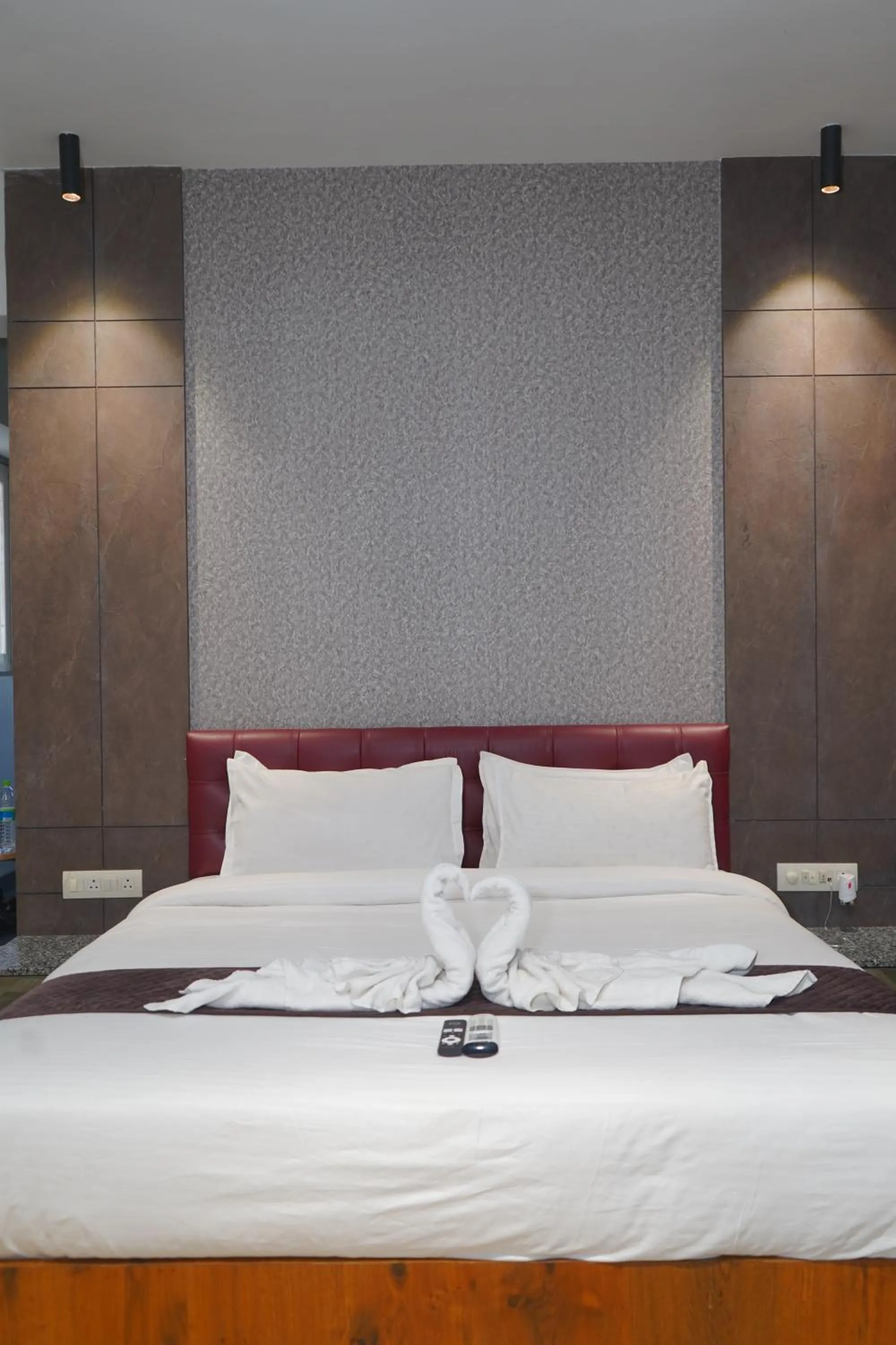 Bed in Abssolute Homtel - Rooms & Suites