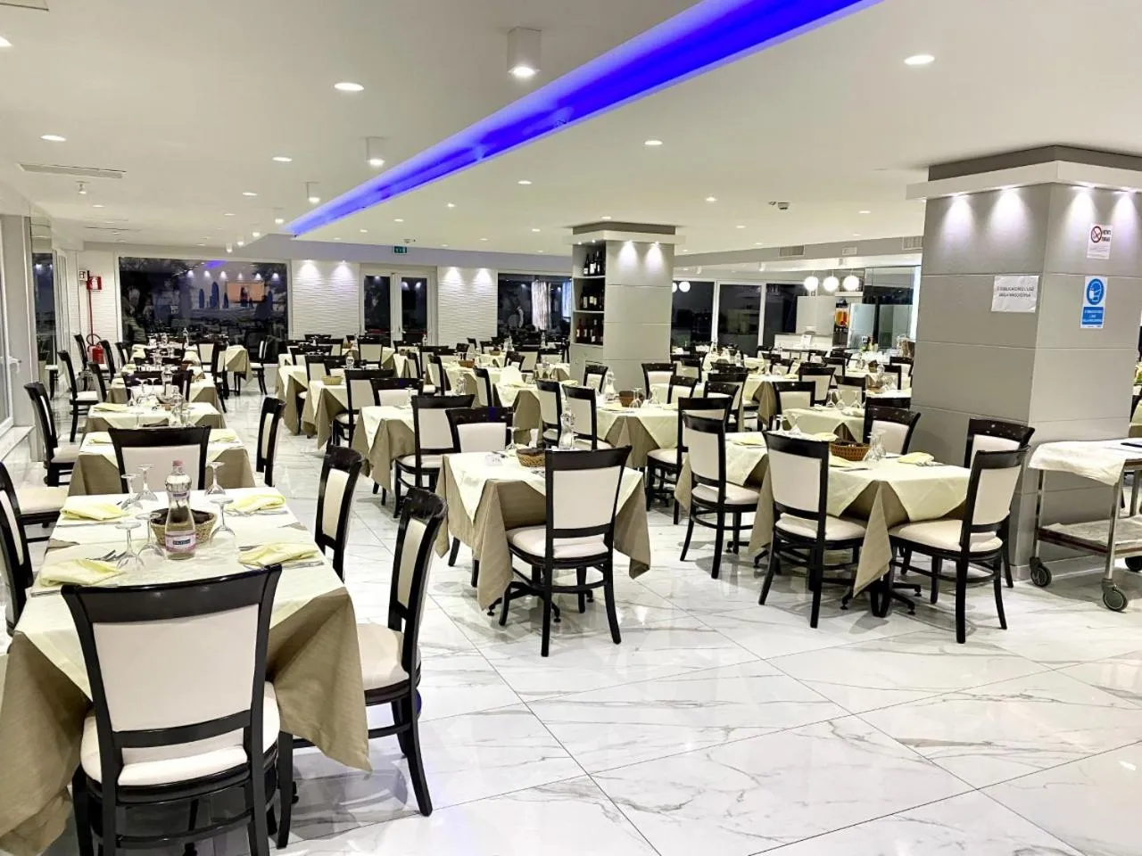 Restaurant/places to eat in Hotel Blu
