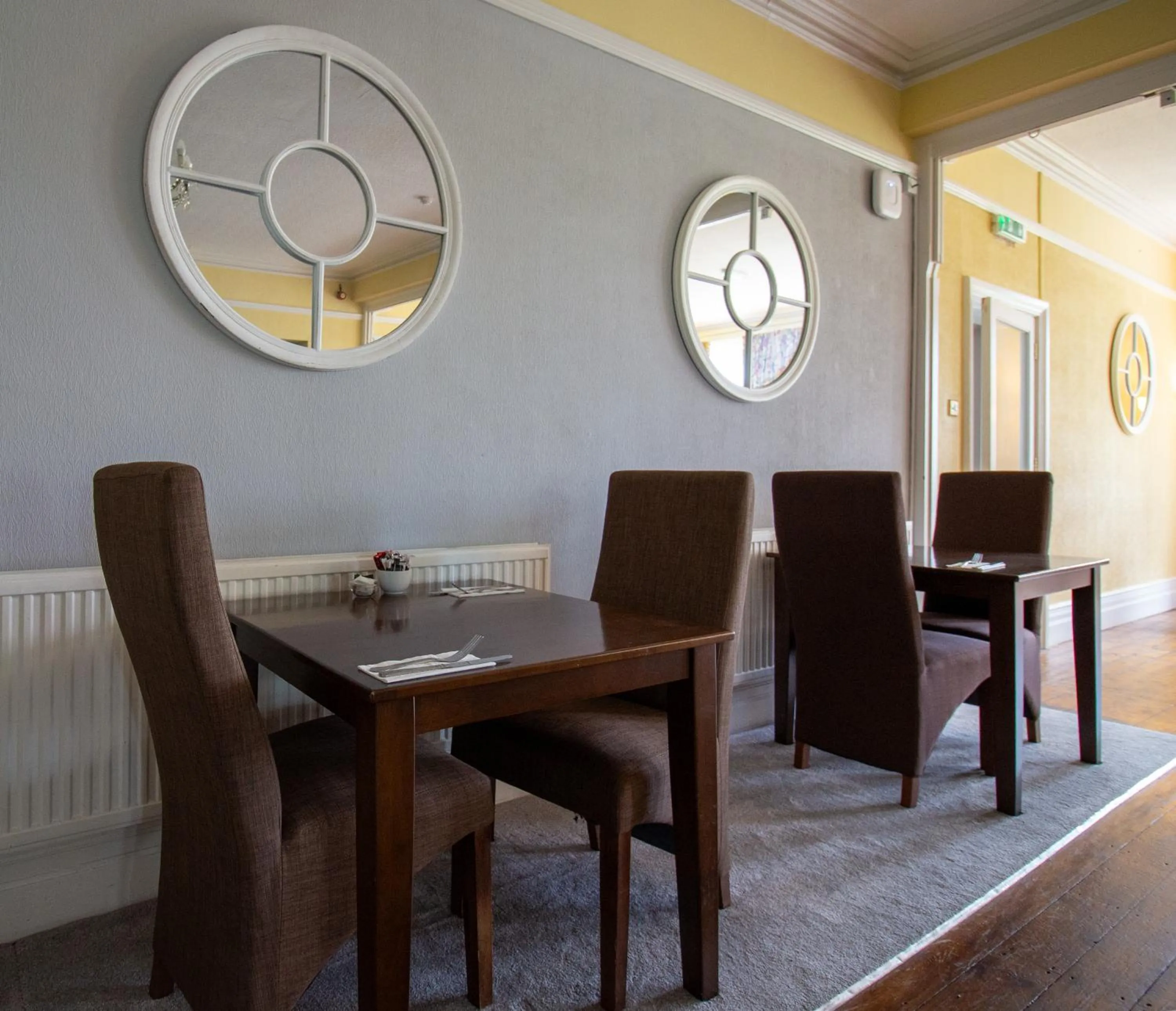 Restaurant/places to eat in Newton House Hotel