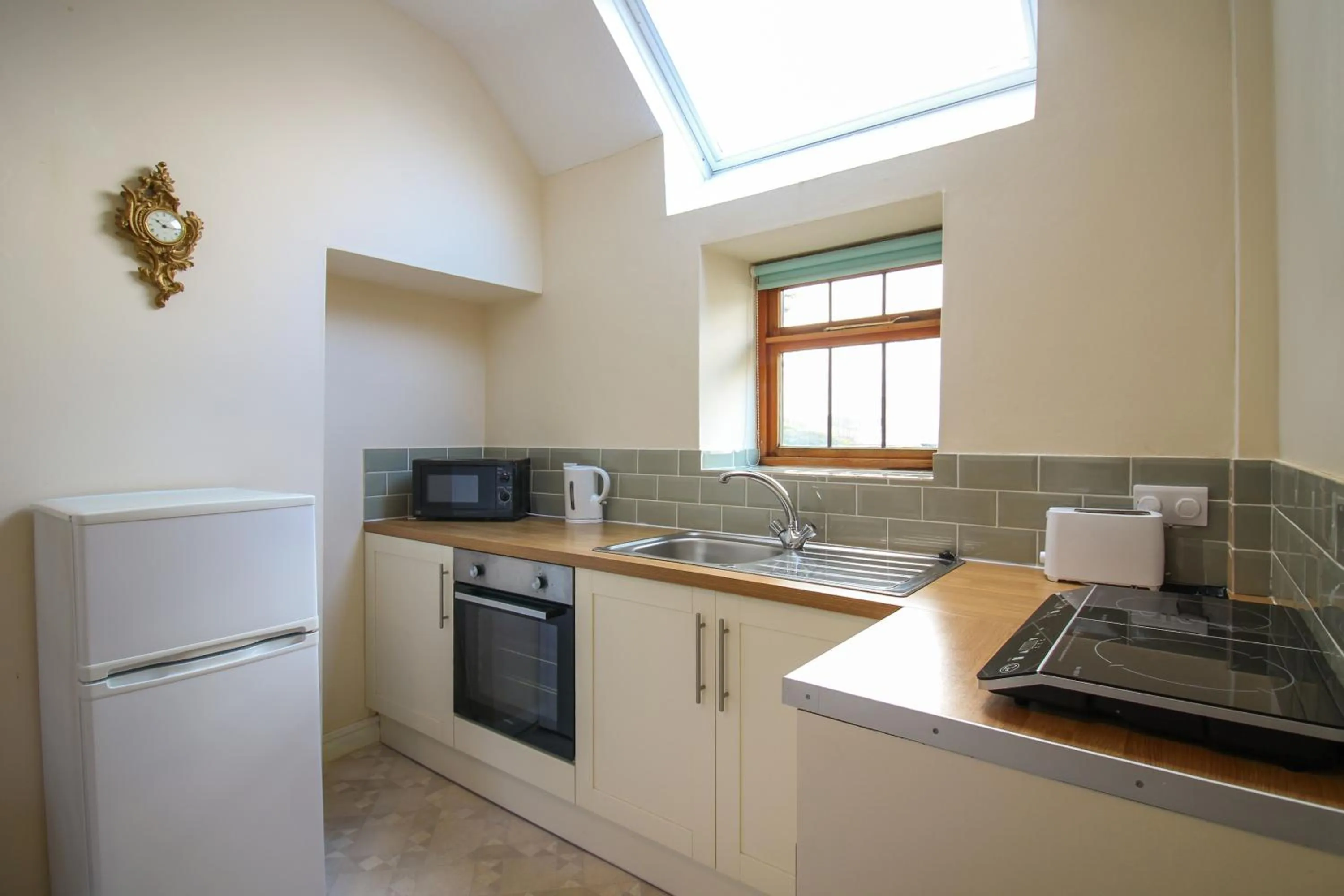 Kitchen or kitchenette in Newton House Hotel