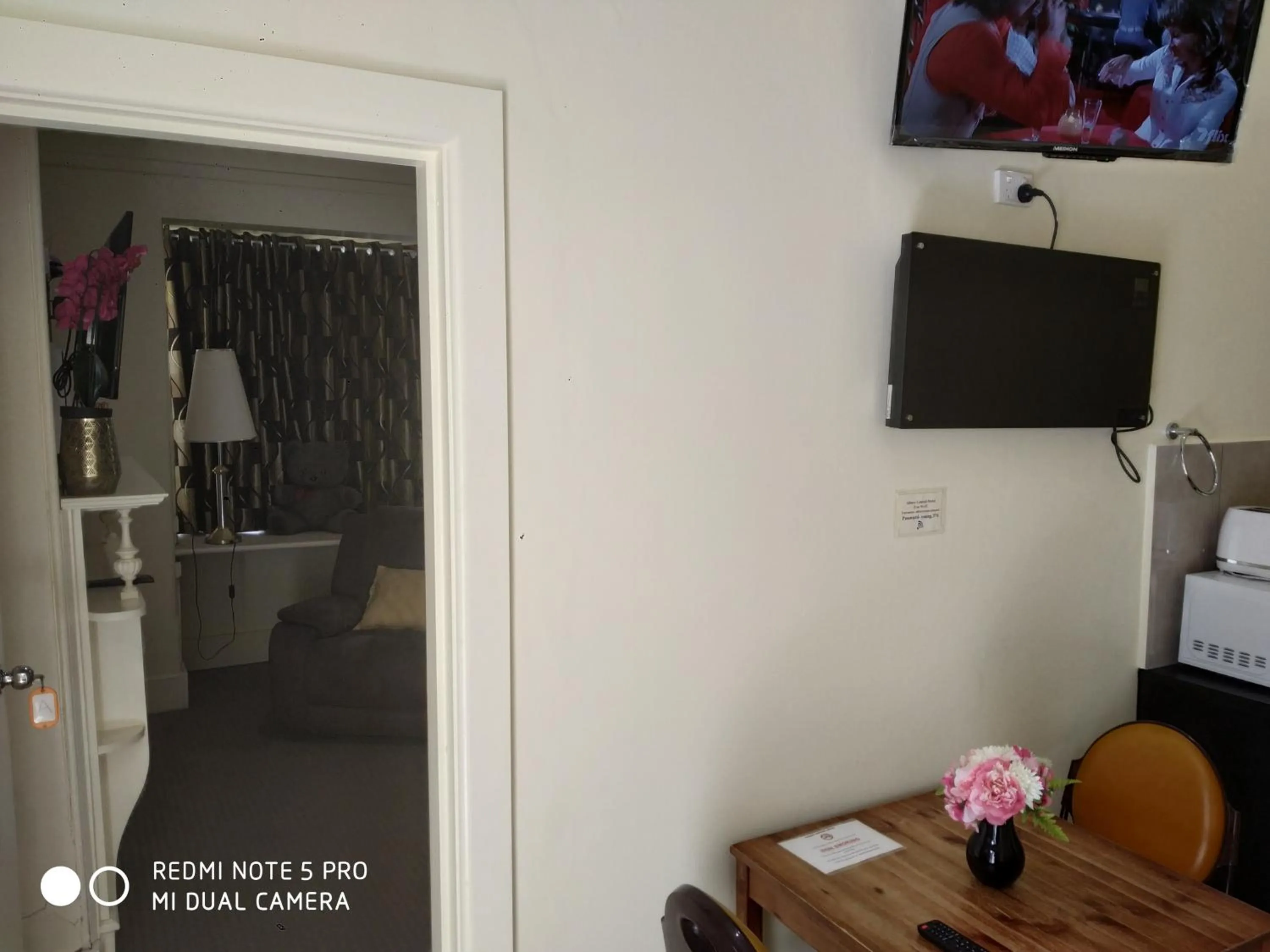 Communal lounge/ TV room in Albury Central Motel