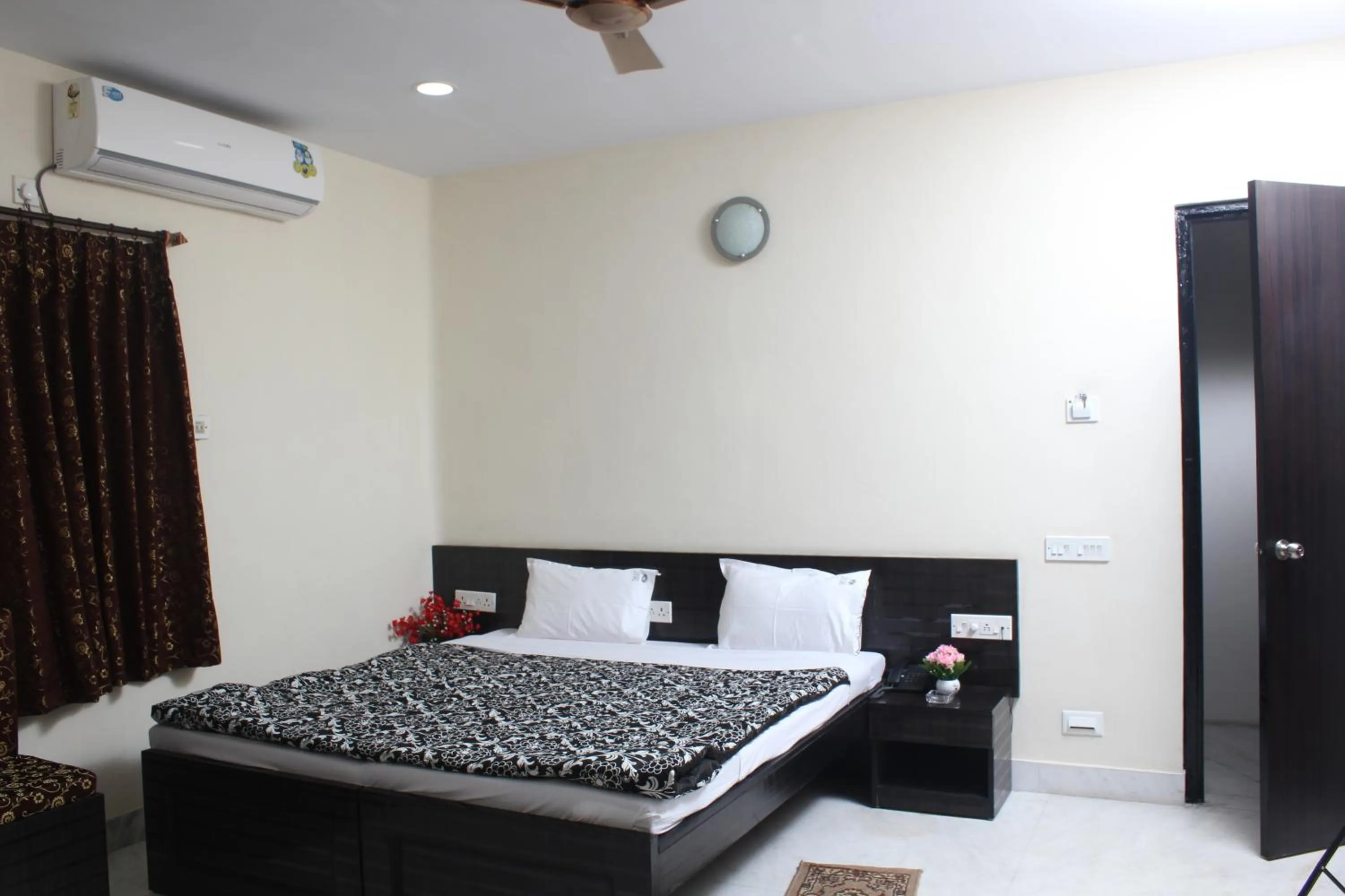 Bedroom, Bed in Hotel Nest International