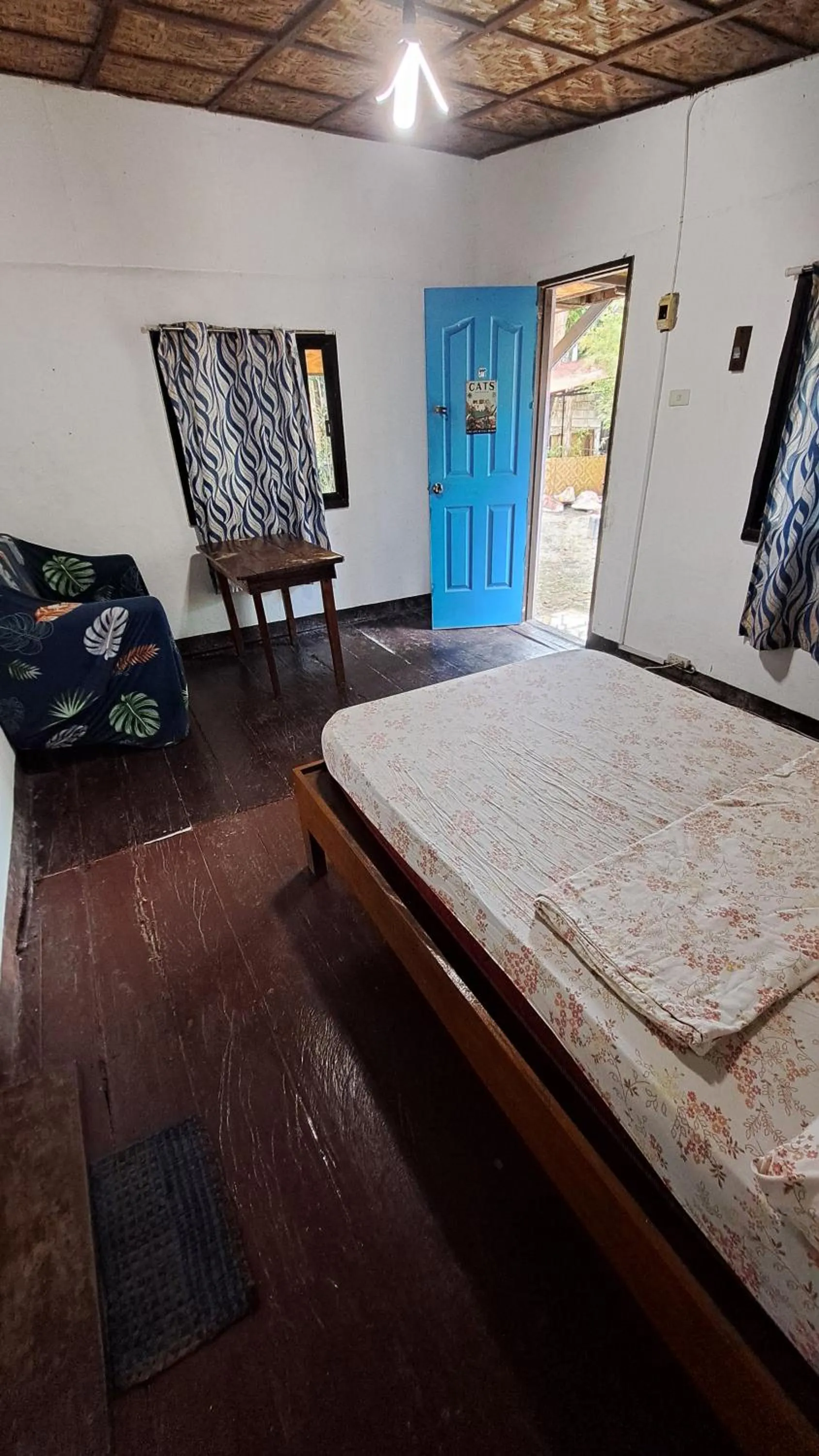 Bed in Paseo Del Mar Seaside Inn