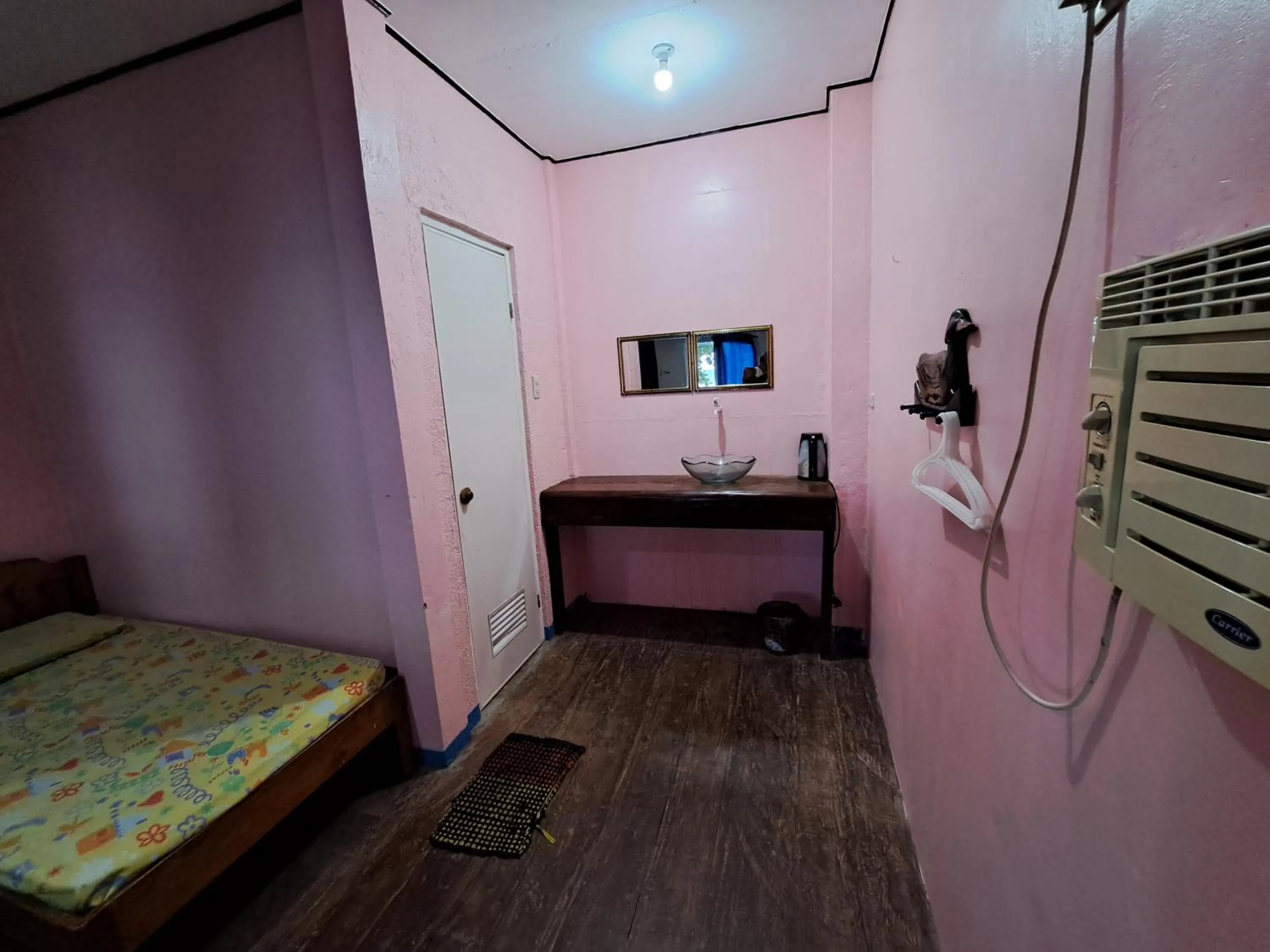 Bathroom, Bed in Paseo Del Mar Seaside Inn