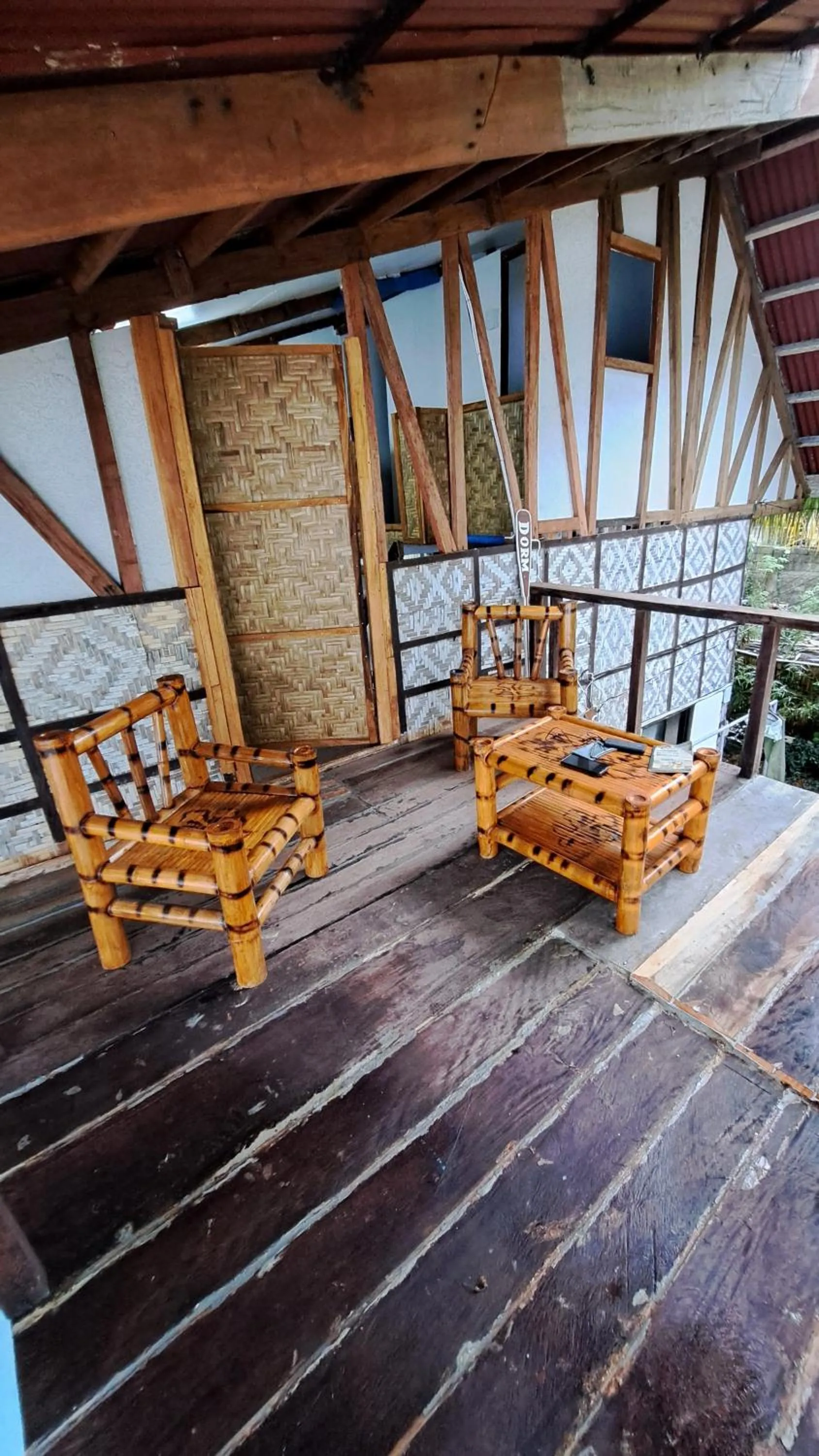 Seating area in Paseo Del Mar Seaside Inn