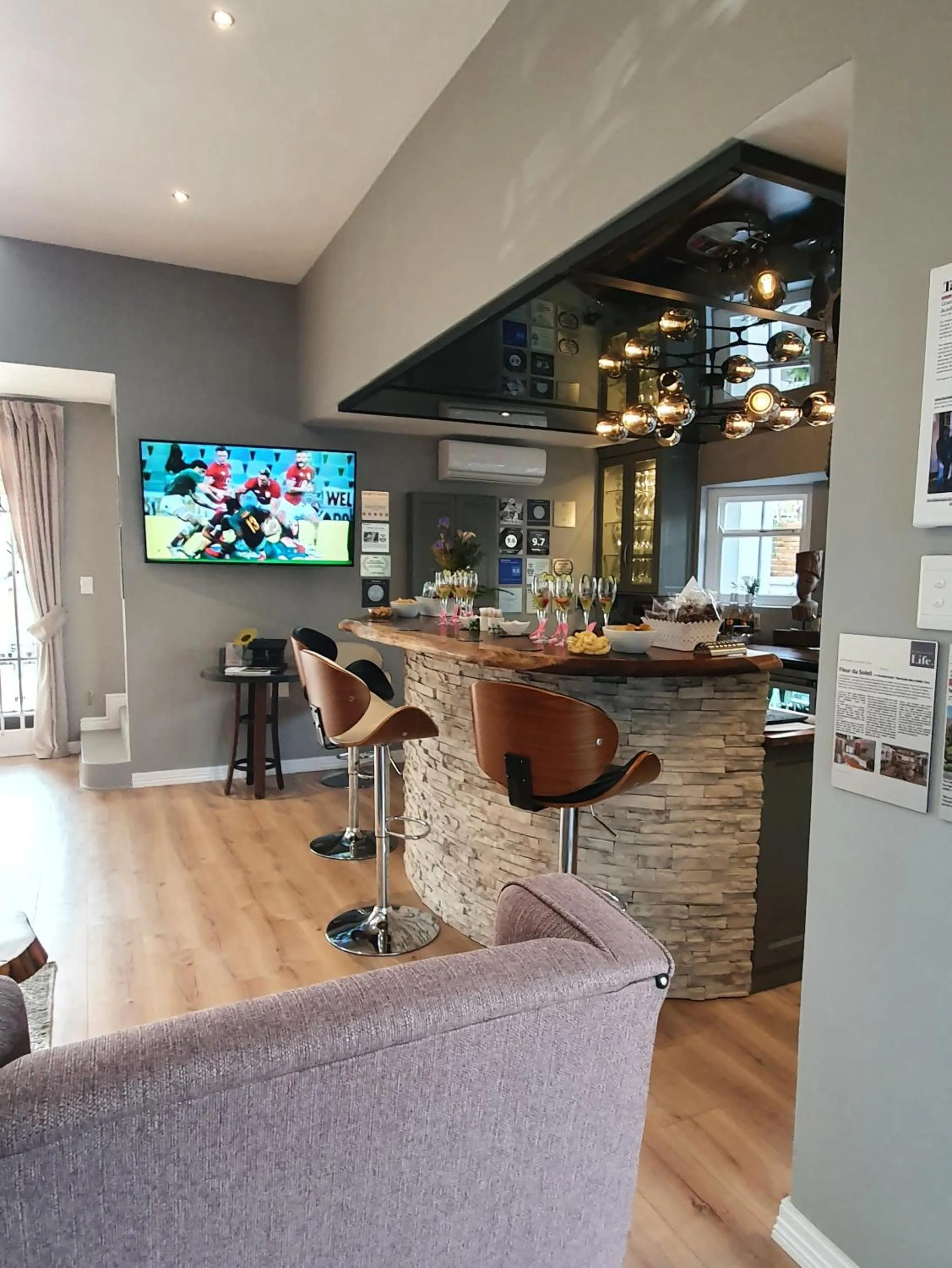 Communal lounge/ TV room in Fleur du Soleil Luxury Guesthouse