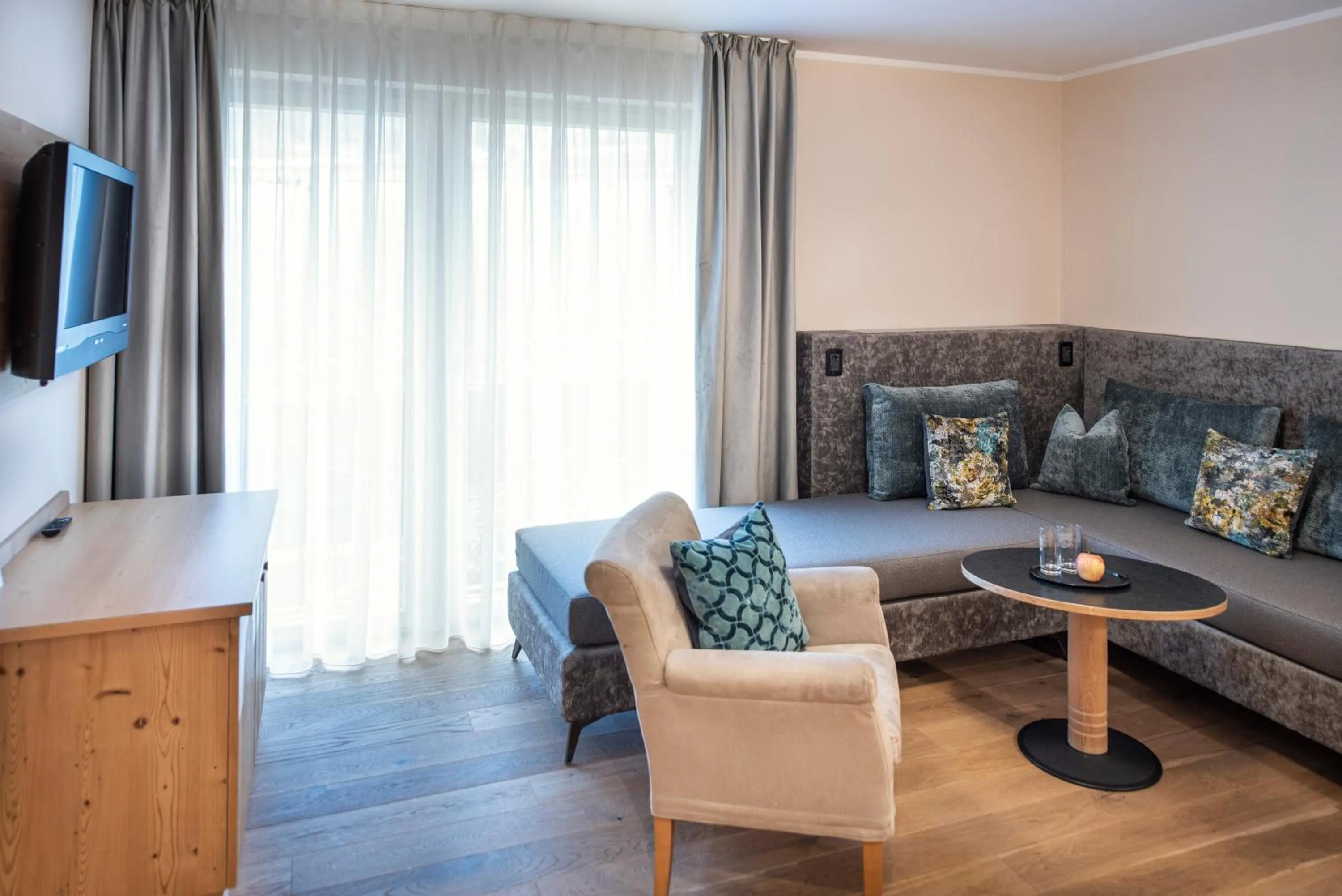 Communal lounge/ TV room in Vitalpina Hotel Waldhof