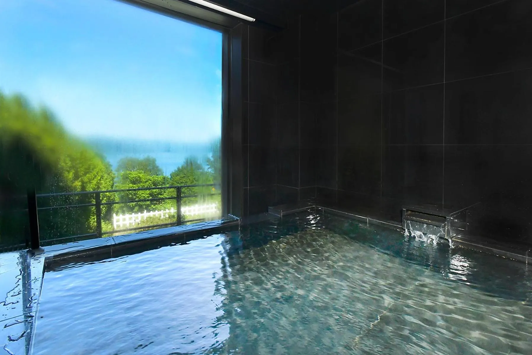 Open Air Bath in Hotel Premium Lake TOYA