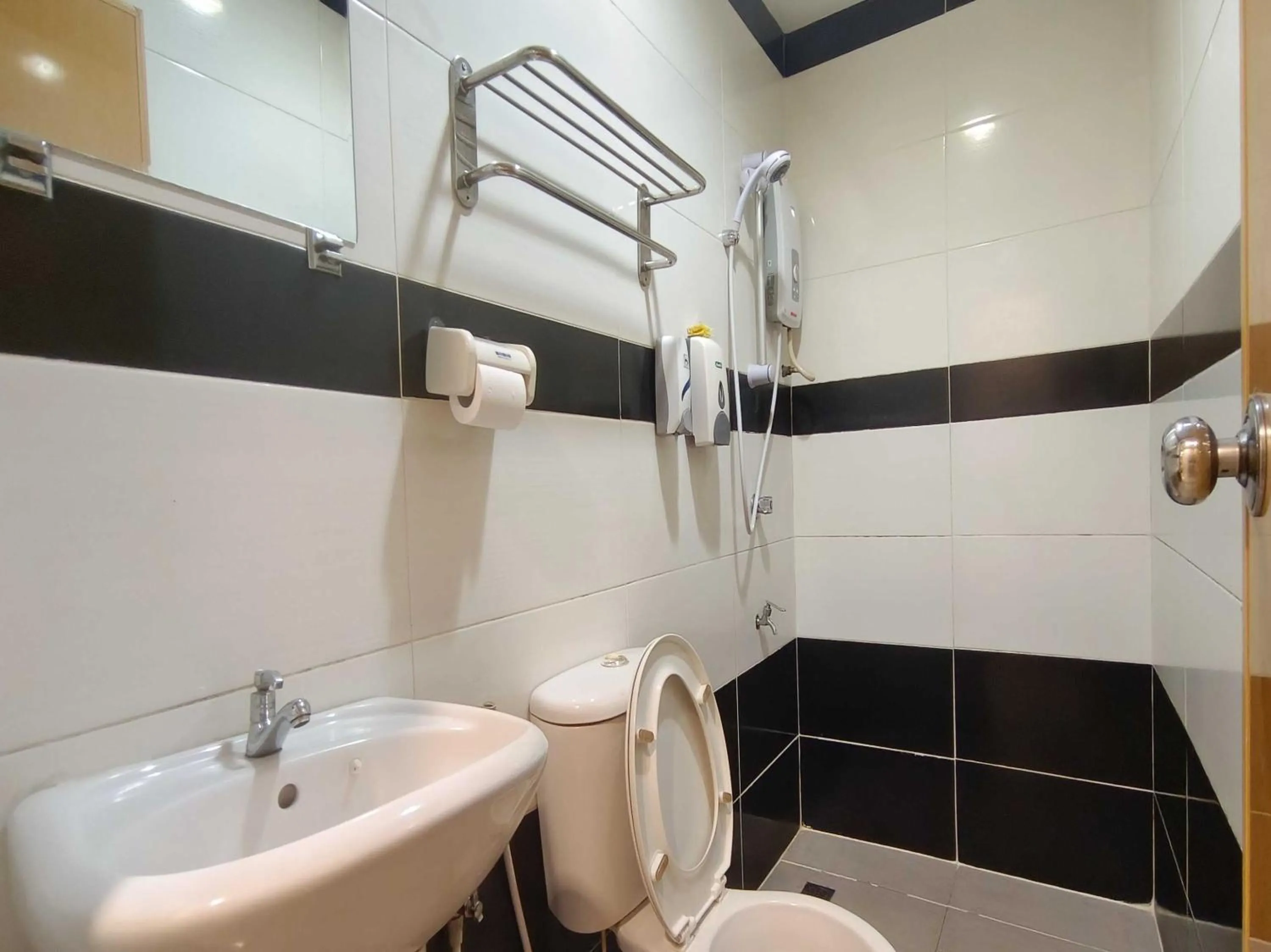 Bathroom in Hotel O Rainfield Inn