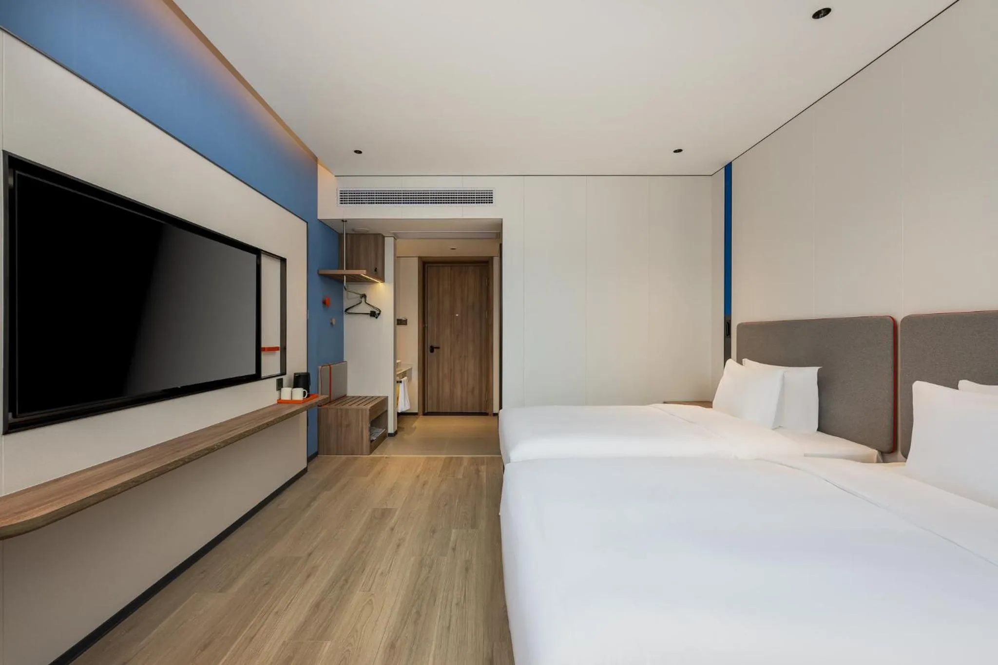 Photo of the whole room, Bed in Holiday Inn Express Shangrao Railway Station by IHG