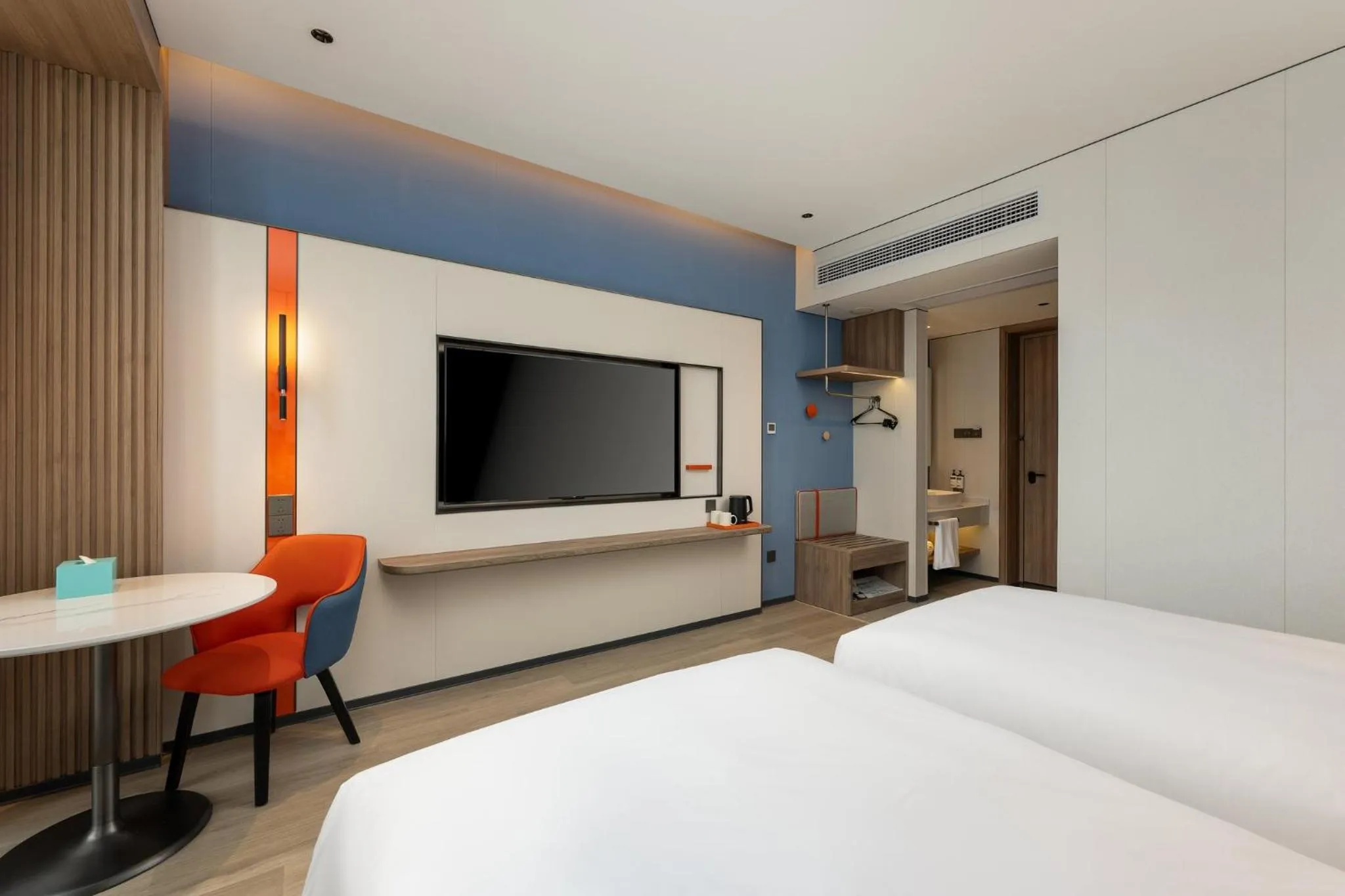 Photo of the whole room, Bed in Holiday Inn Express Shangrao Railway Station by IHG