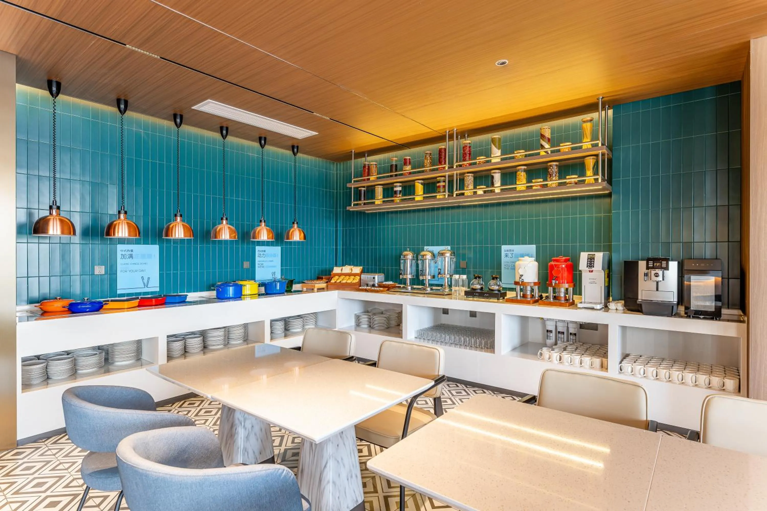 Restaurant/places to eat in Holiday Inn Express Shangrao Railway Station by IHG