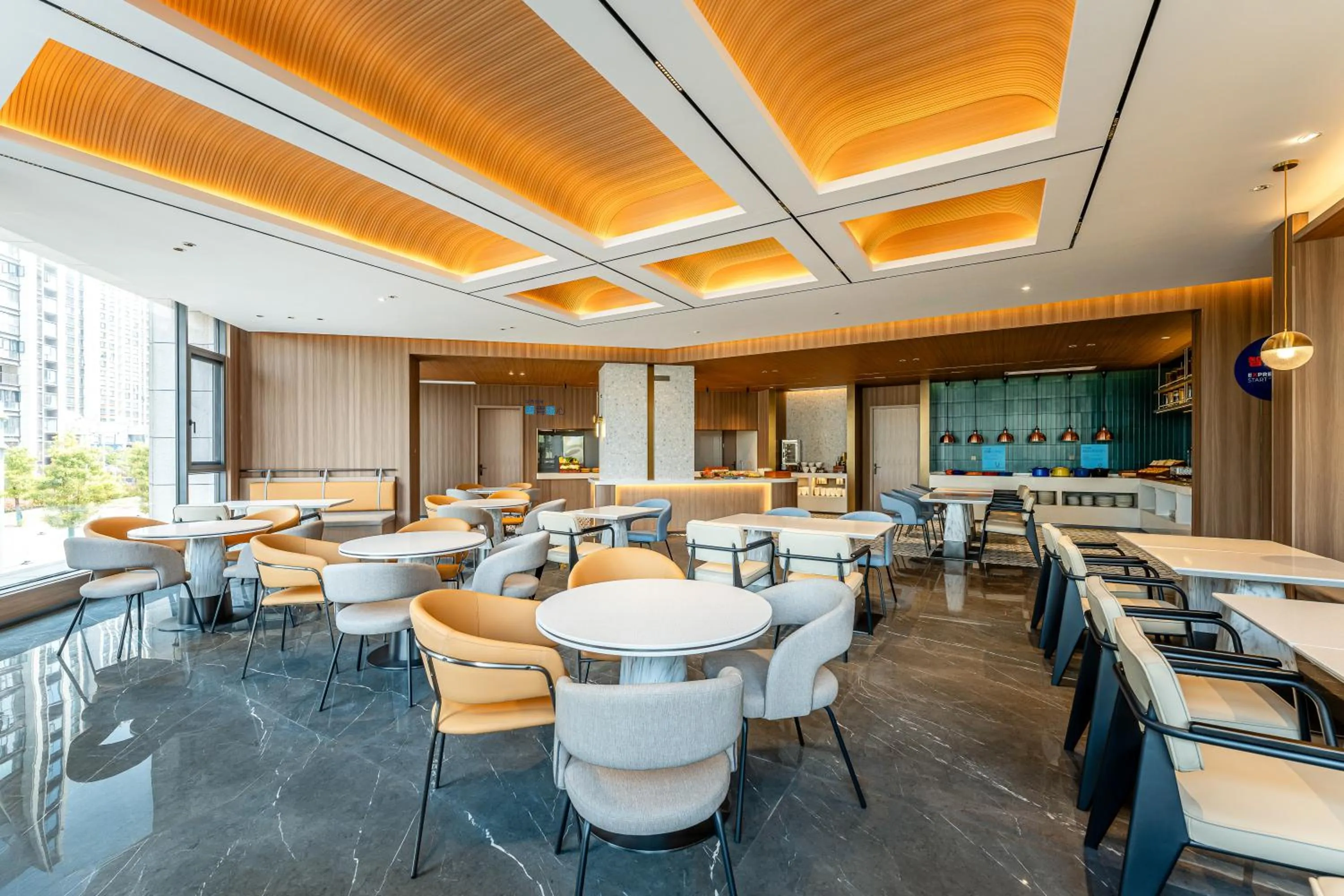 Restaurant/places to eat in Holiday Inn Express Shangrao Railway Station by IHG