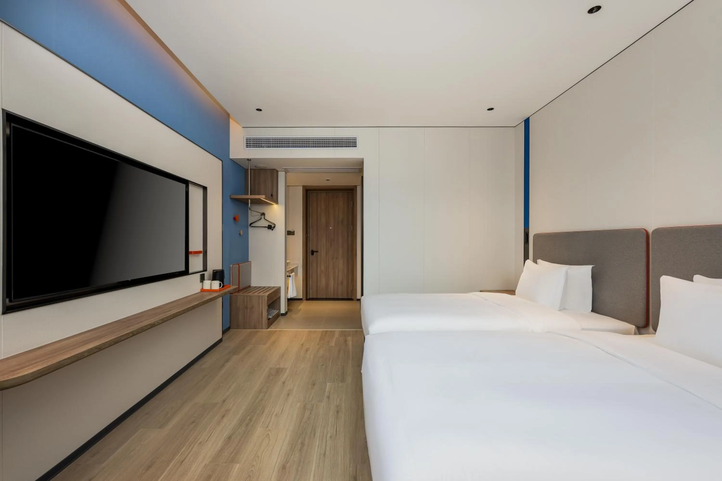 Photo of the whole room, Bed in Holiday Inn Express Shangrao Railway Station by IHG