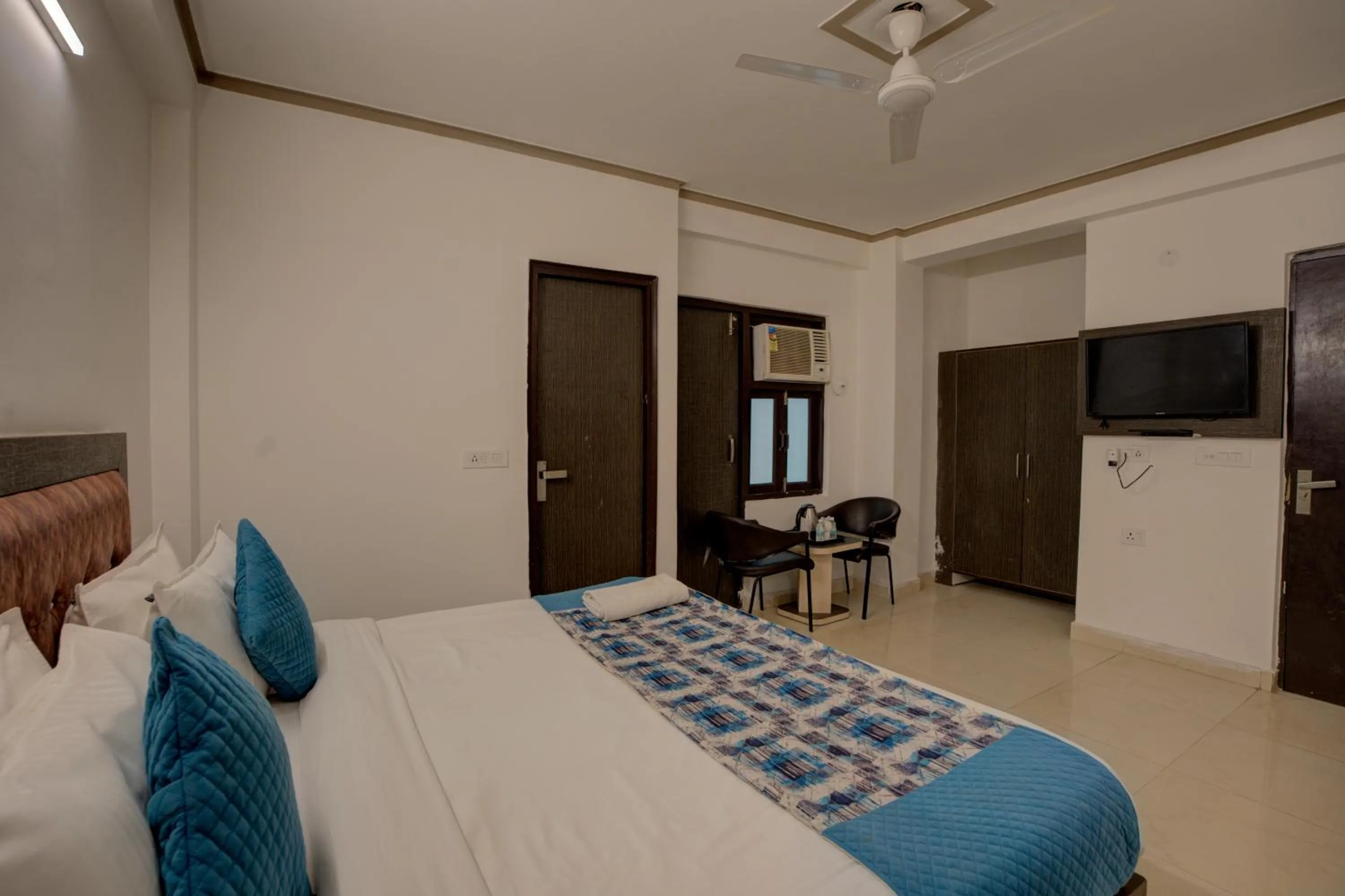 Photo of the whole room, Bed in Hotel Dolphin at Delhi Airport