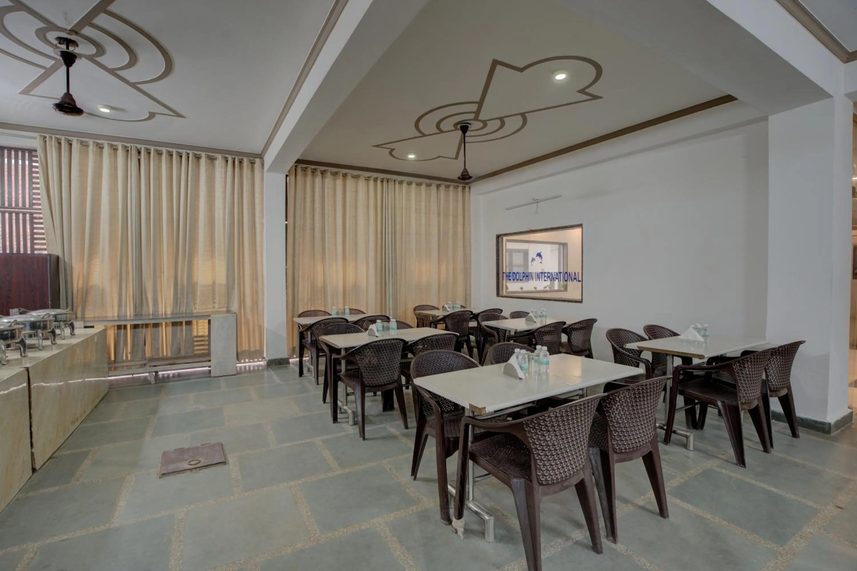 Restaurant/places to eat in Hotel Dolphin at Delhi Airport