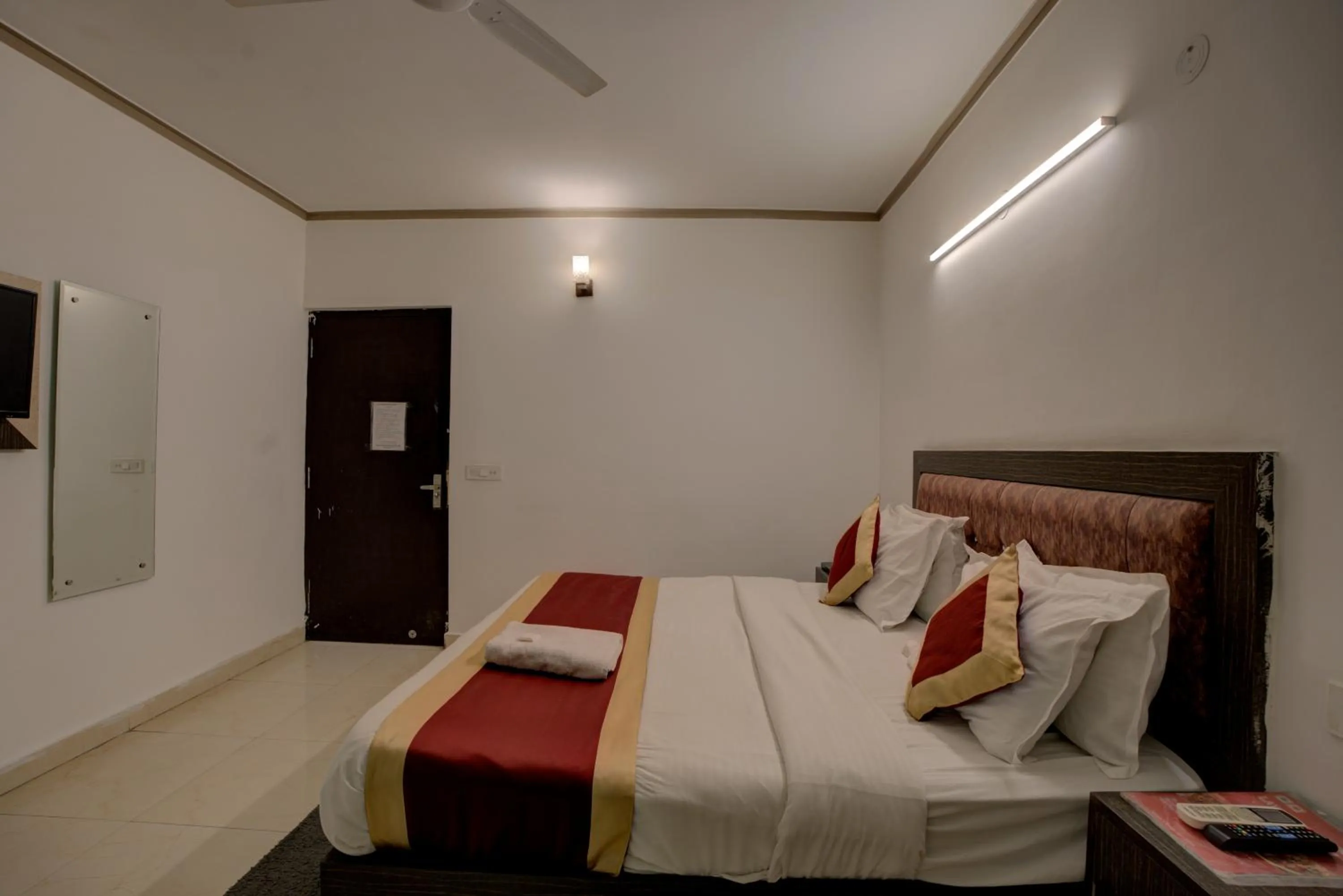 Bedroom, Bed in Hotel Dolphin at Delhi Airport