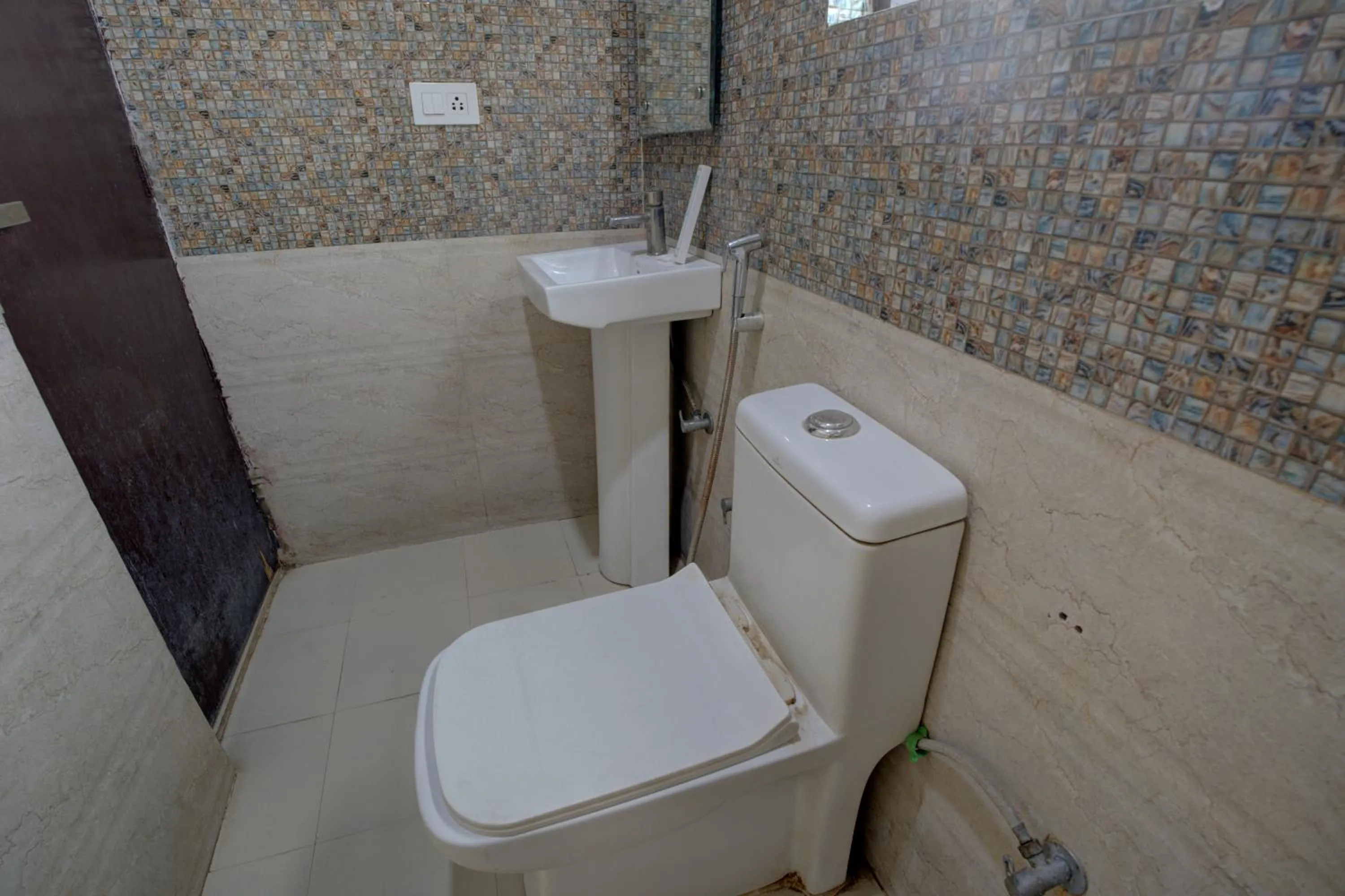 Toilet in Hotel Dolphin at Delhi Airport