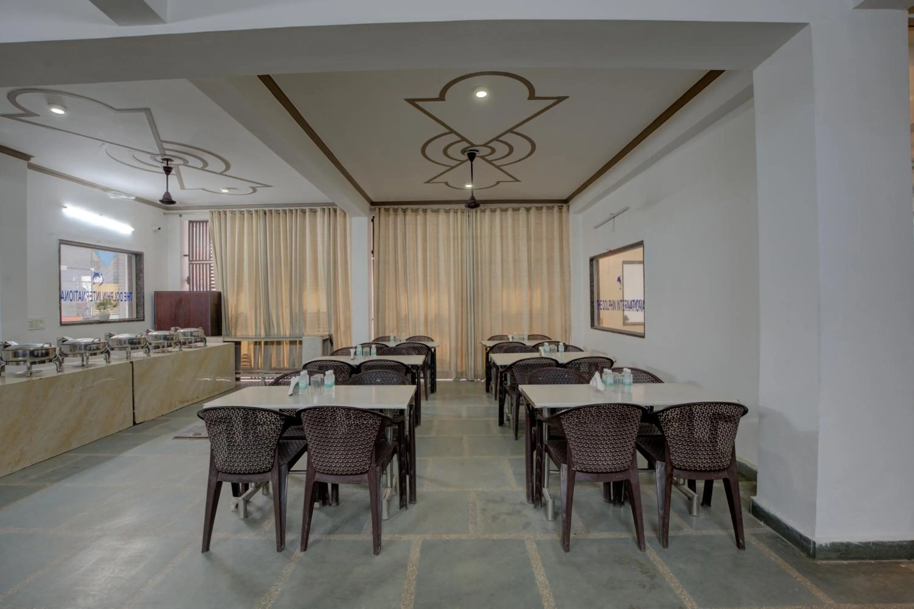 Restaurant/places to eat in Hotel Dolphin at Delhi Airport