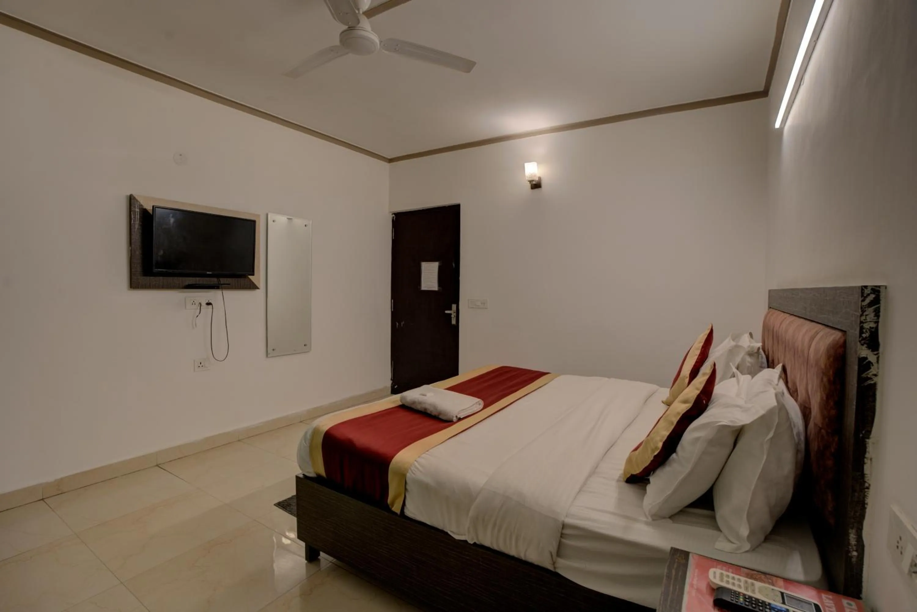 TV and multimedia, Bed in Hotel Dolphin at Delhi Airport