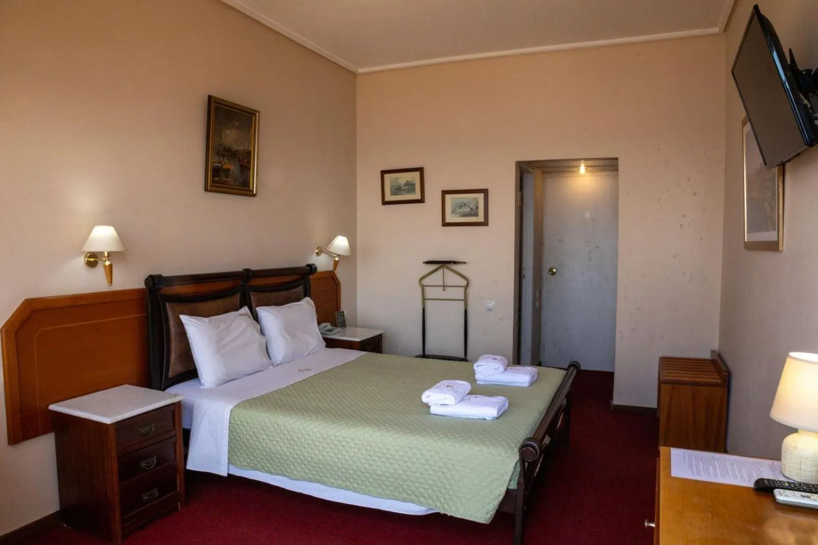 Photo of the whole room, Bed in Cavo D' Oro