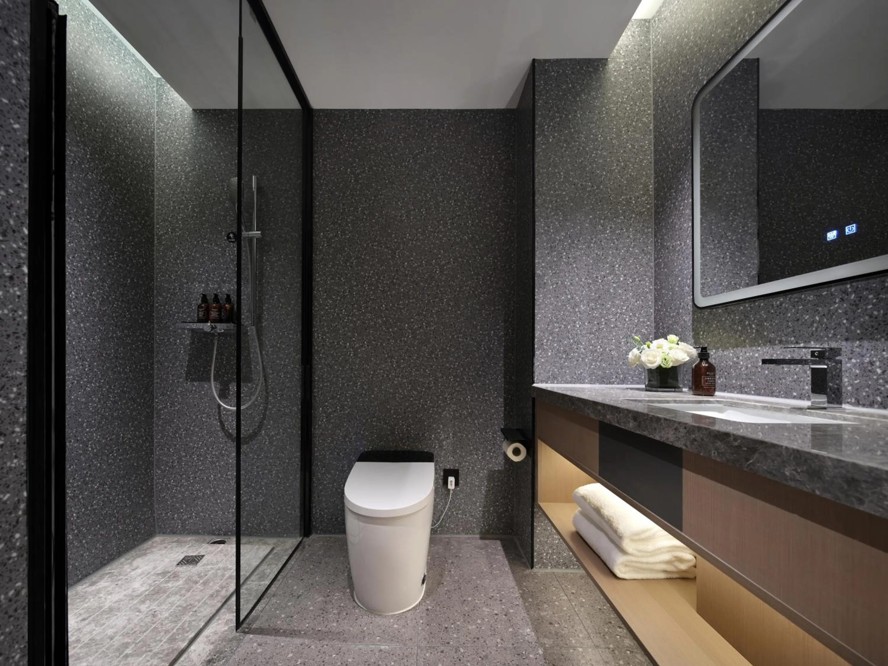 Shower in Jinglai Zhenxuan Shanghai Tongji Hospital Xincun Road Subway Station Hotel