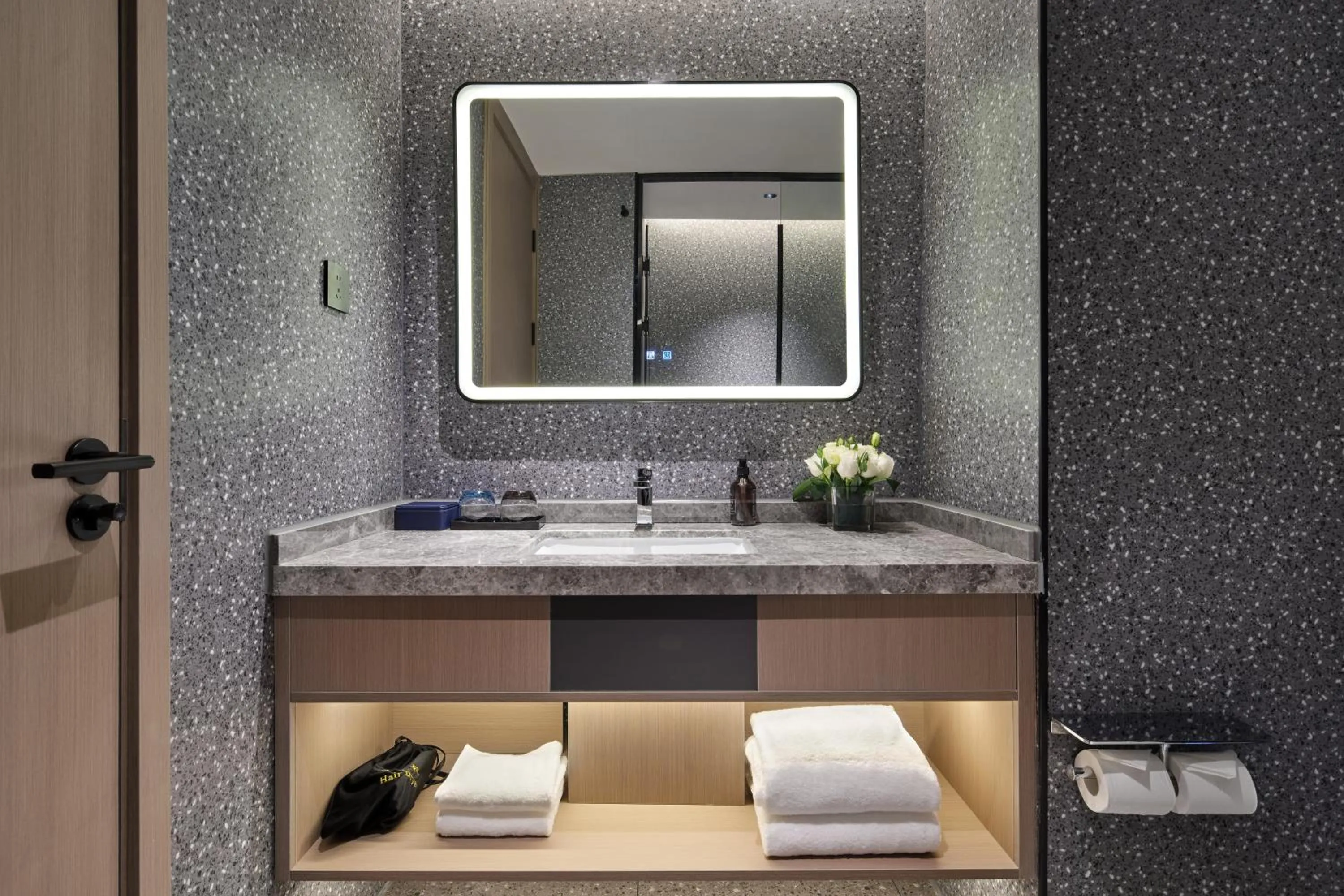 Bathroom in Jinglai Zhenxuan Shanghai Tongji Hospital Xincun Road Subway Station Hotel