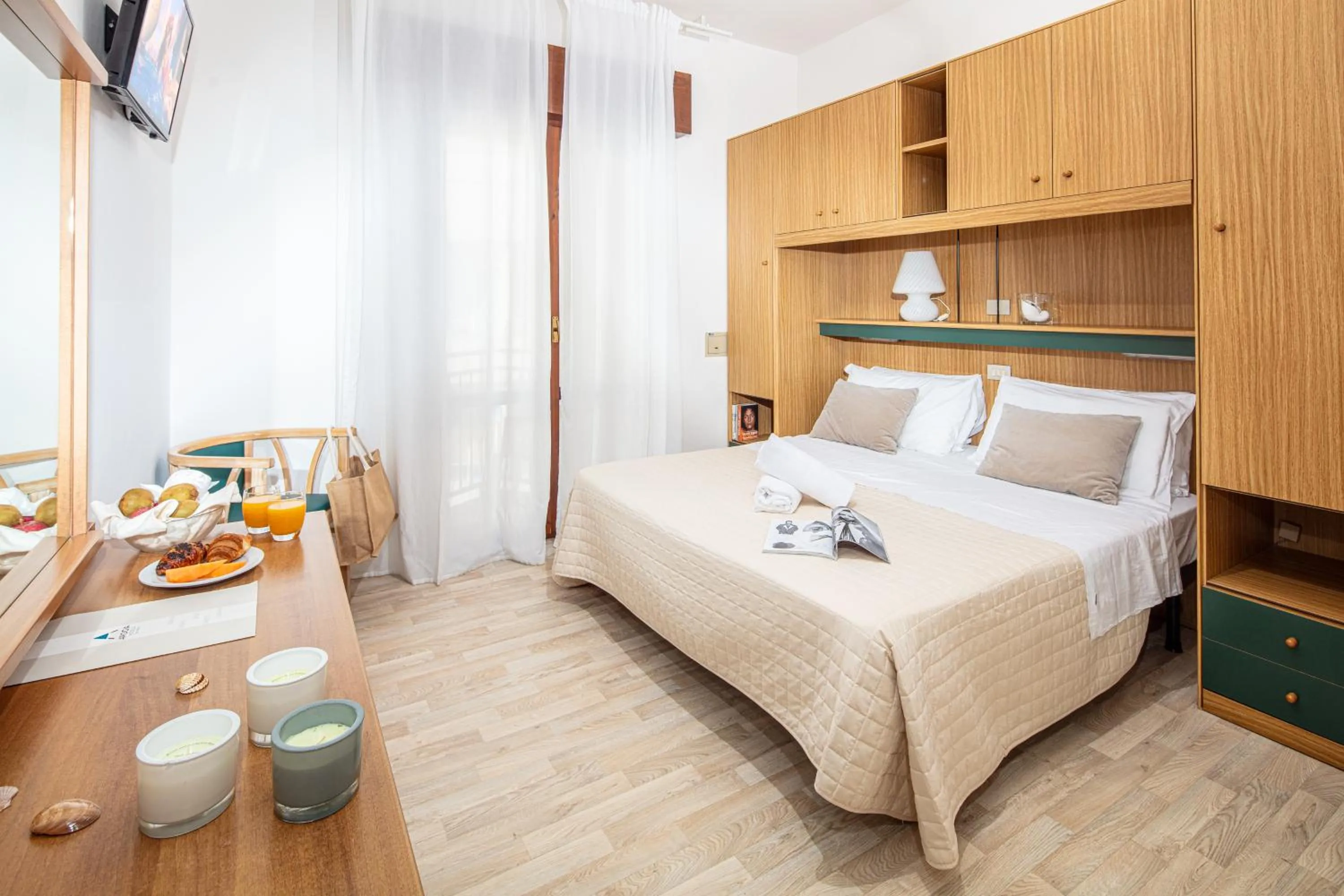 Property building, Bed in Hotel Astor