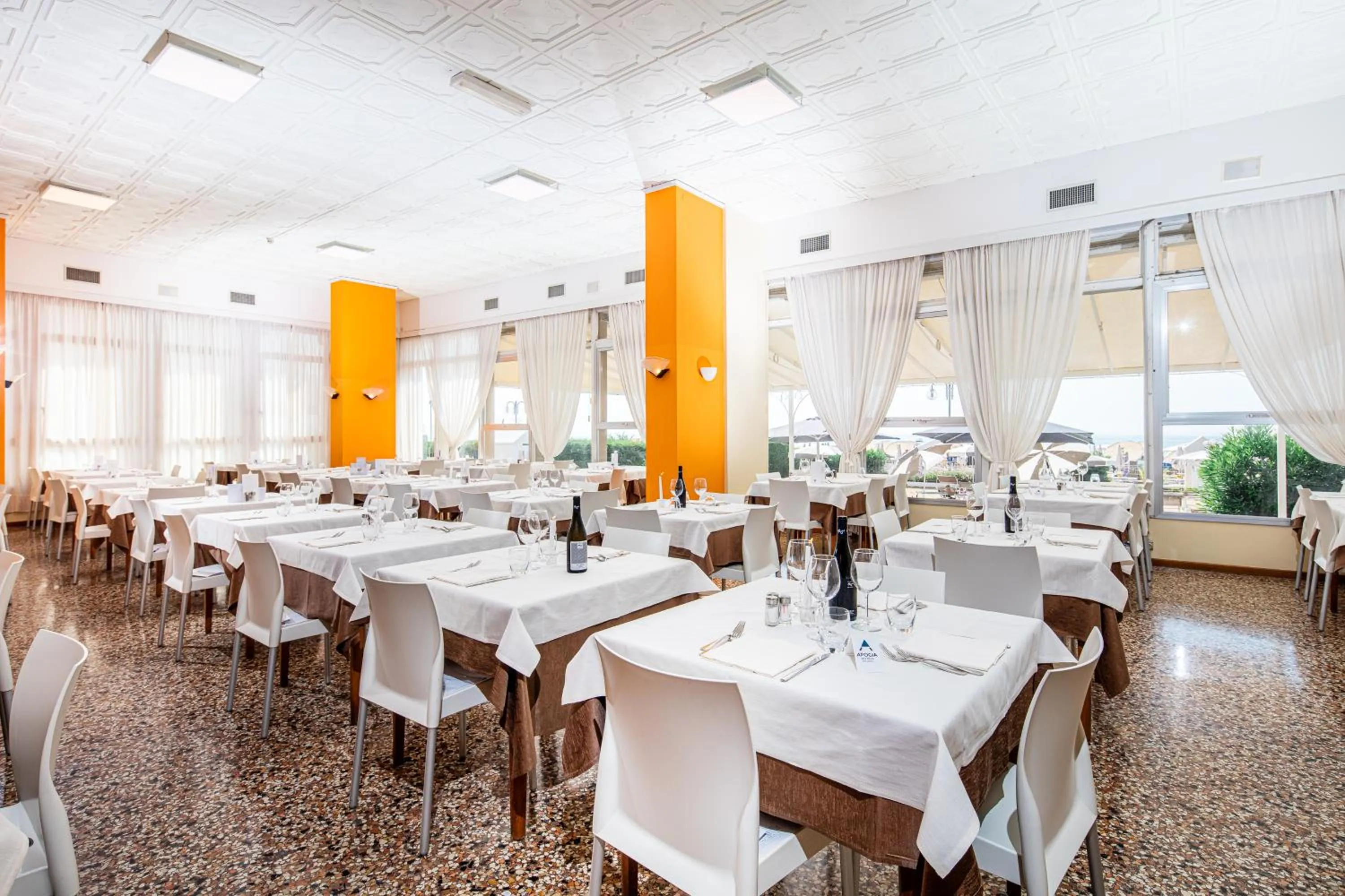 Restaurant/places to eat in Hotel Astor