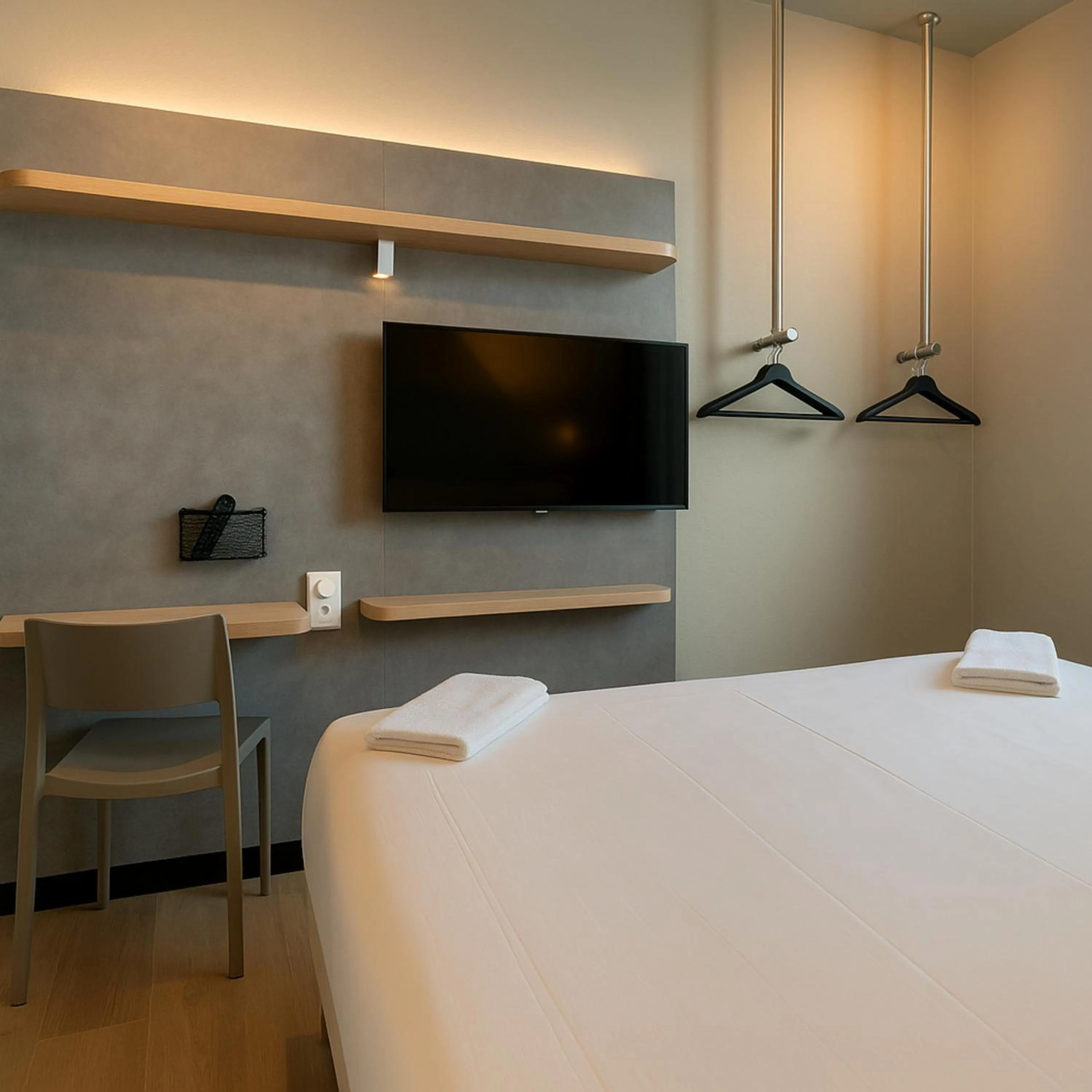 Bedroom, Bed in ibis budget Auxerre Nord