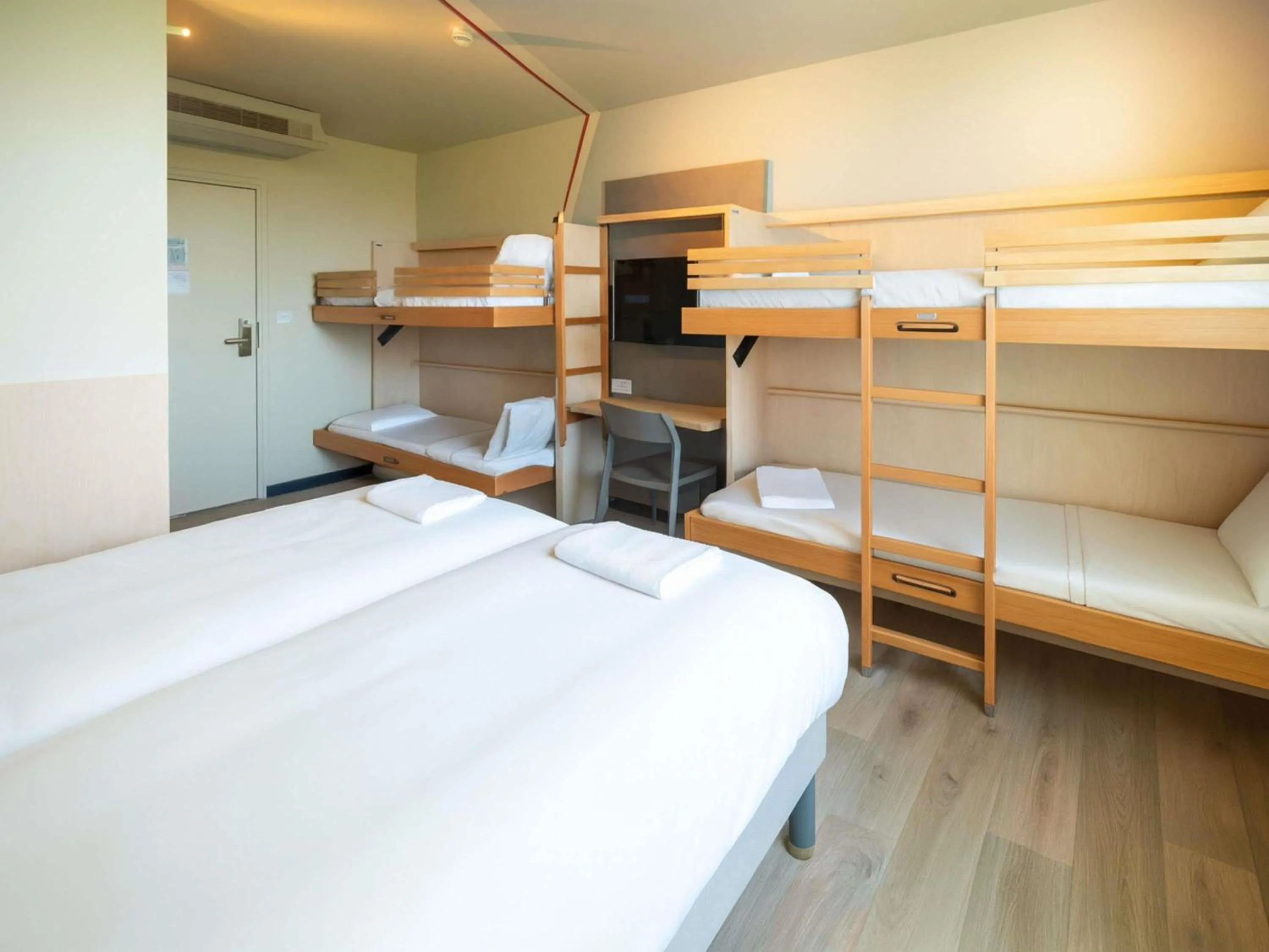 Bedroom, Bed in ibis budget Auxerre Nord