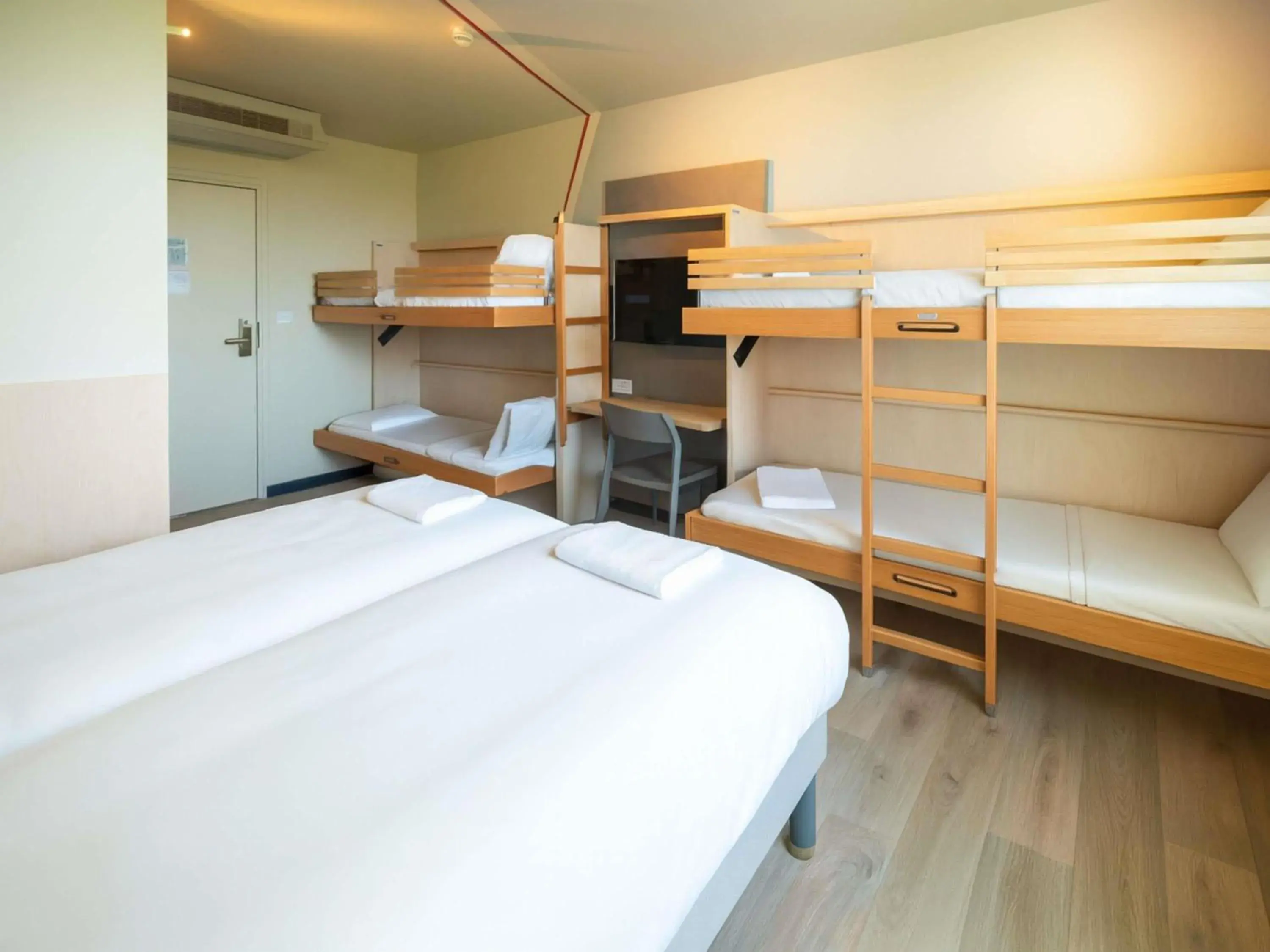 Tribu Double Room with Two Bunk Beds in ibis budget Auxerre Nord Tribu Double Room with Two Bunk Beds in ibis budget Auxerre Nord