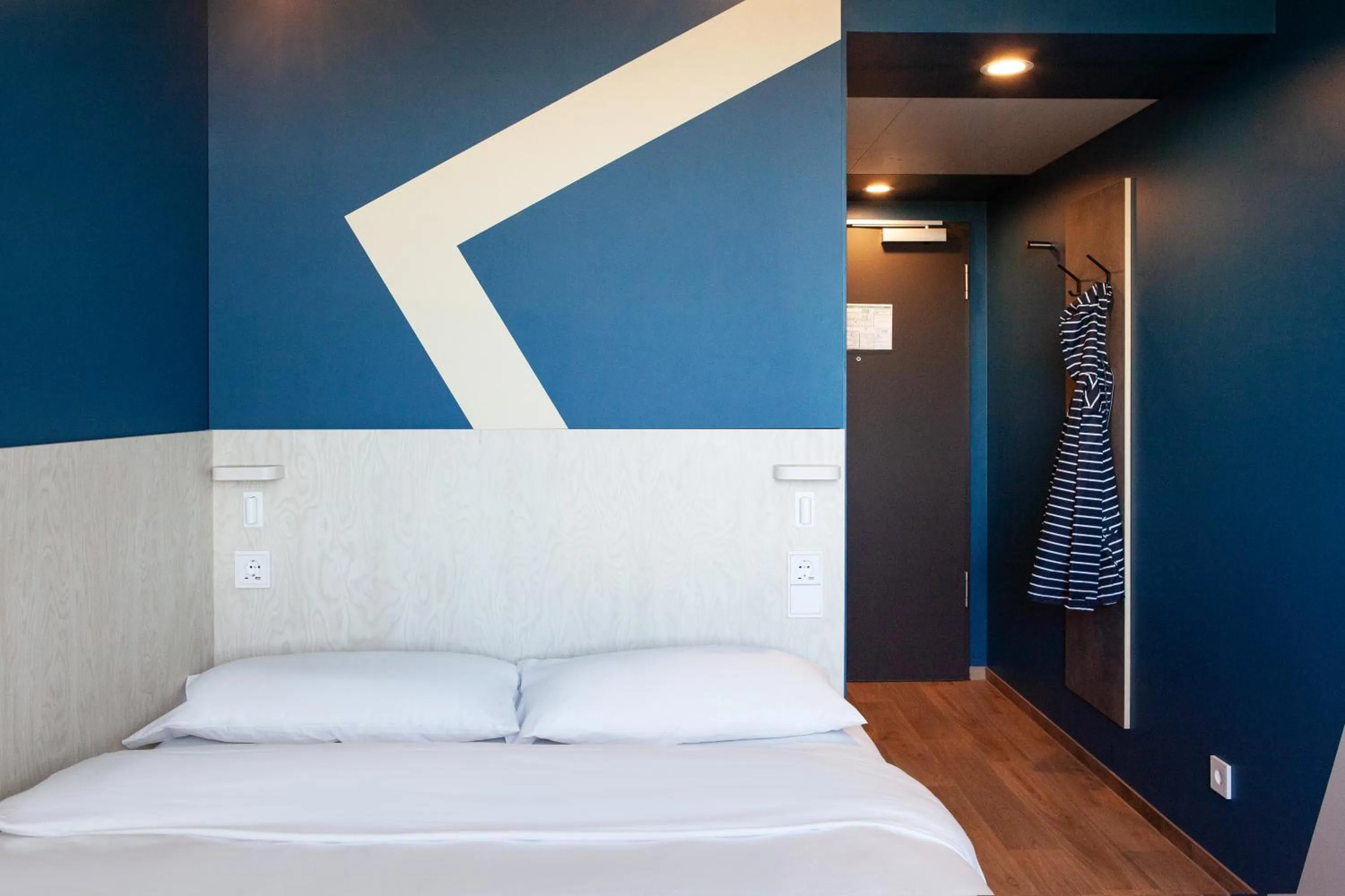 Photo of the whole room, Bed in ibis budget Hotel Berlin Airport