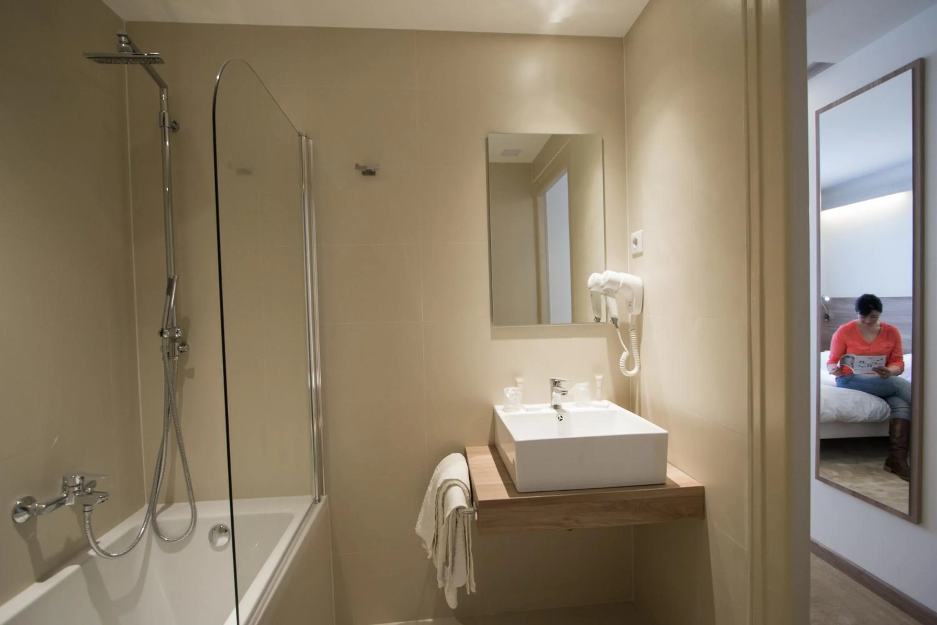 Bathroom in Hotel Les Voyageurs