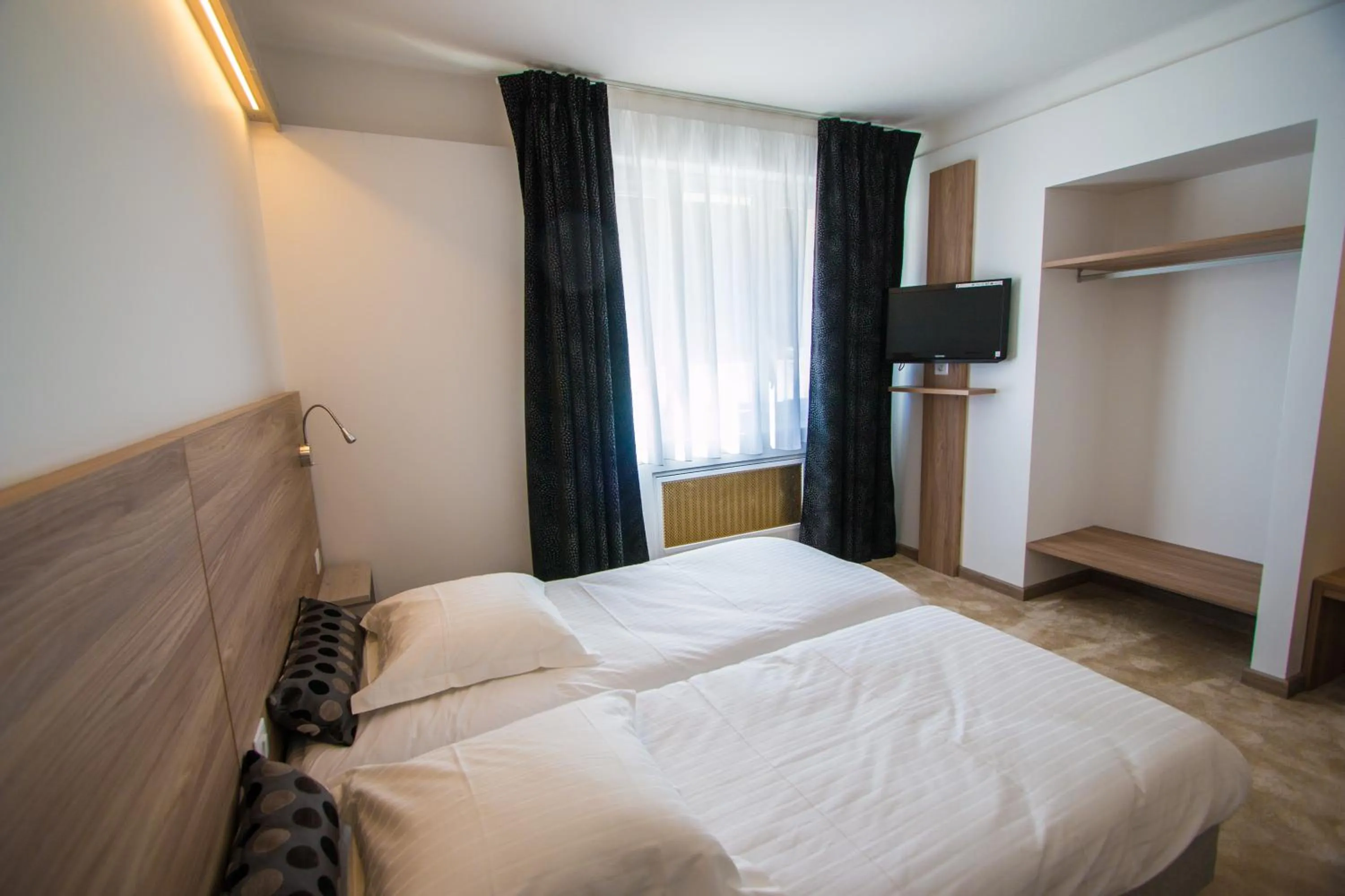 Day, Bed in Hotel Les Voyageurs