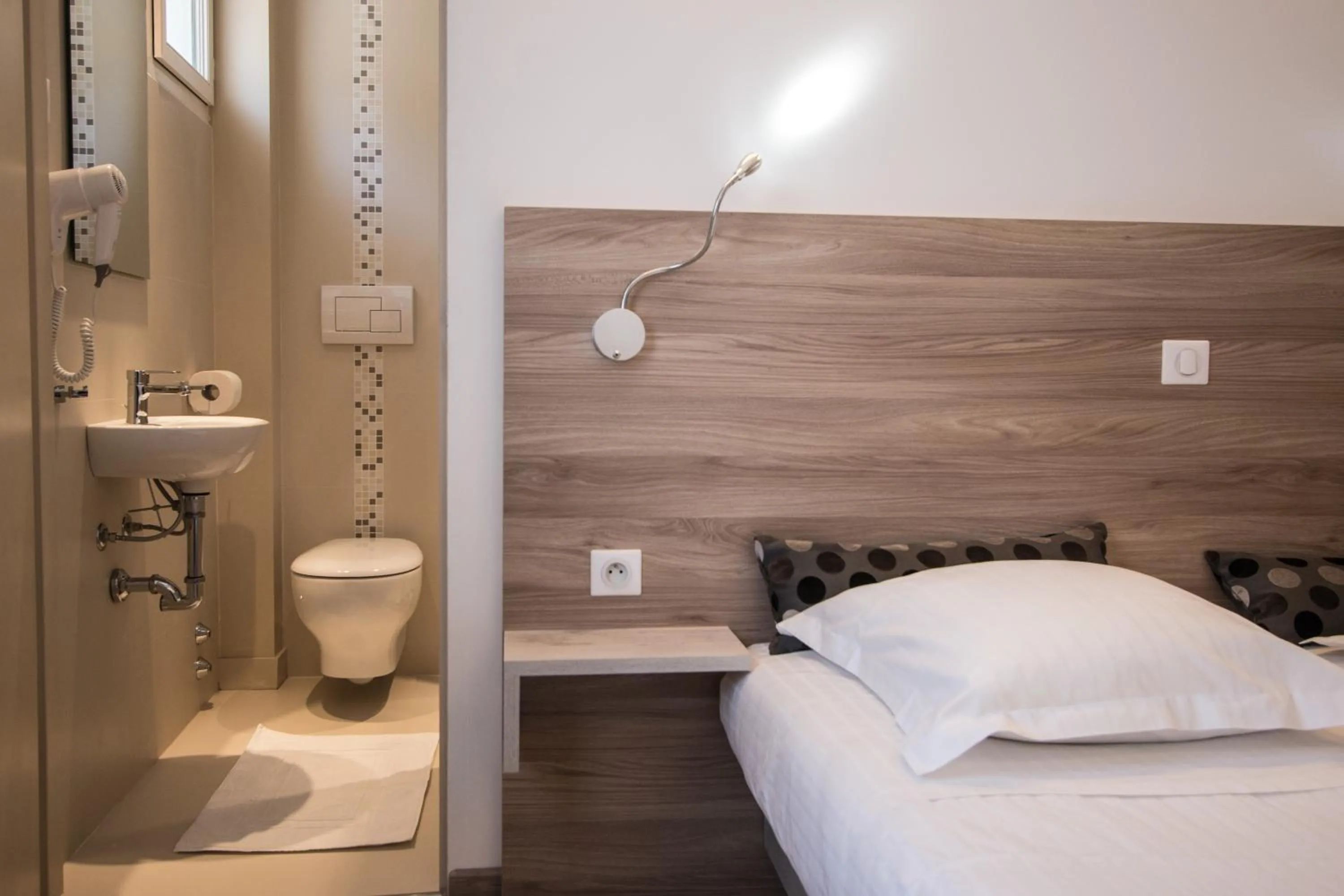 Decorative detail, Bed in Hotel Les Voyageurs