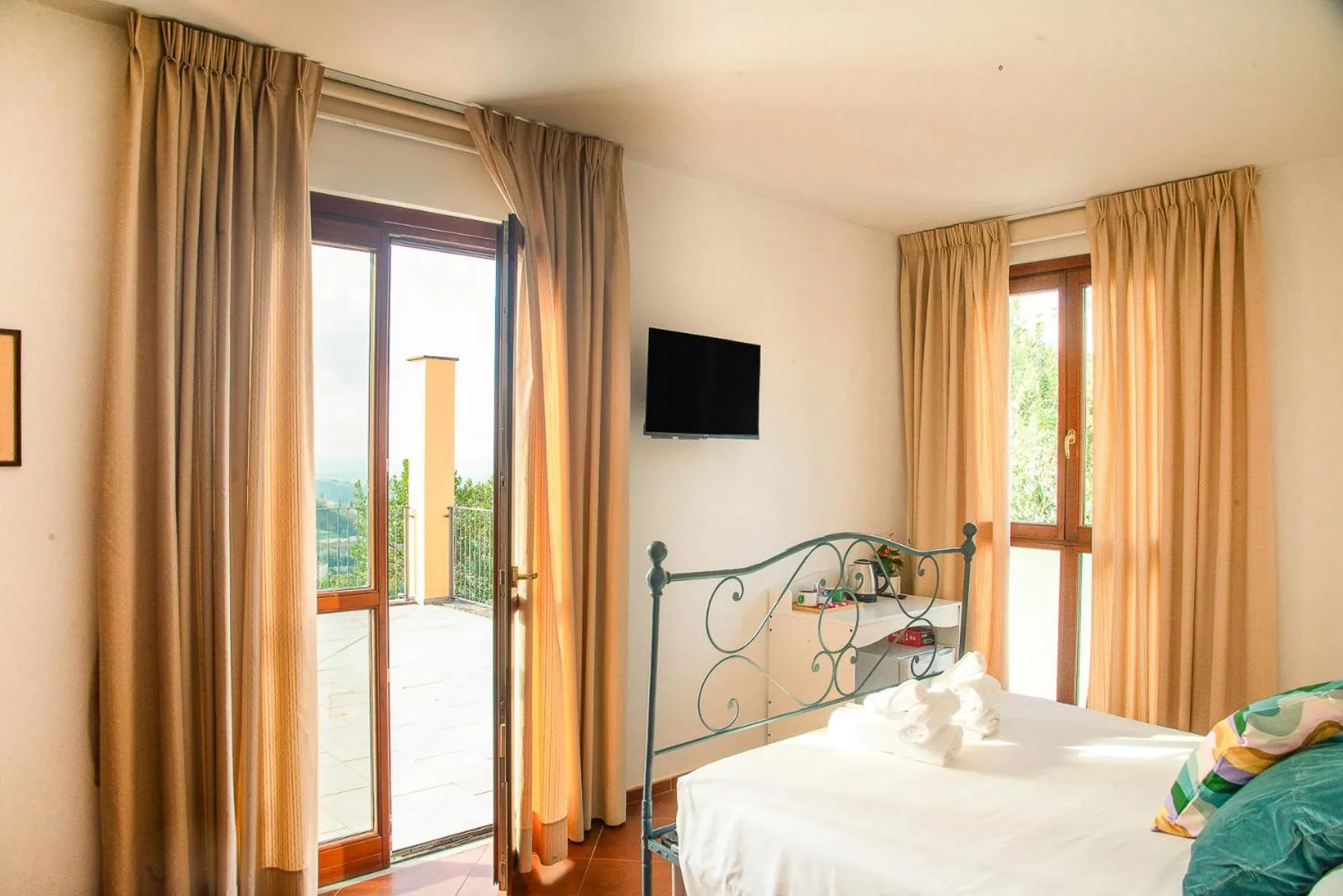 Photo of the whole room, Bed in La Rocca Relais