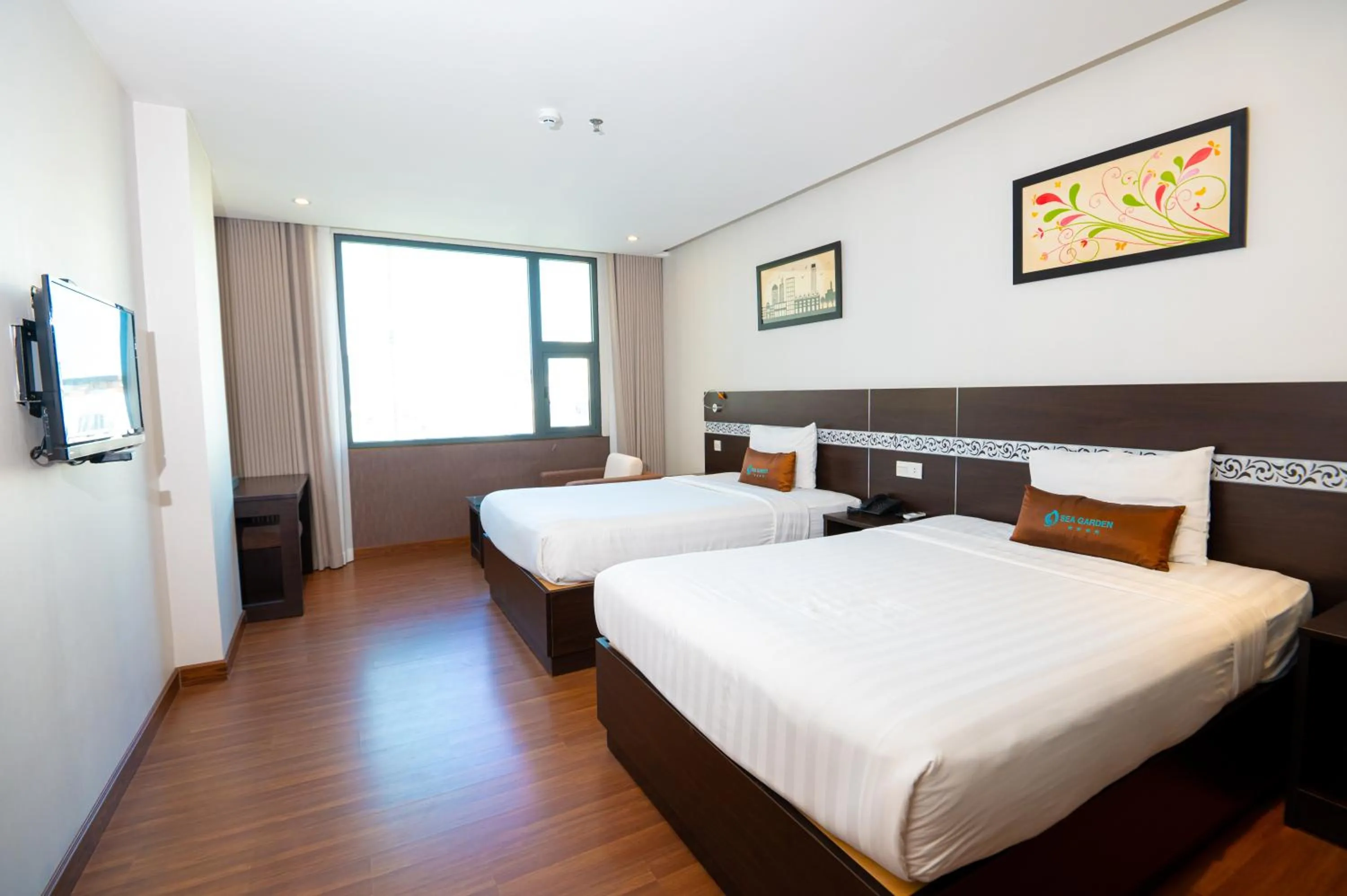 Bedroom, Bed in Sea Garden Hotel