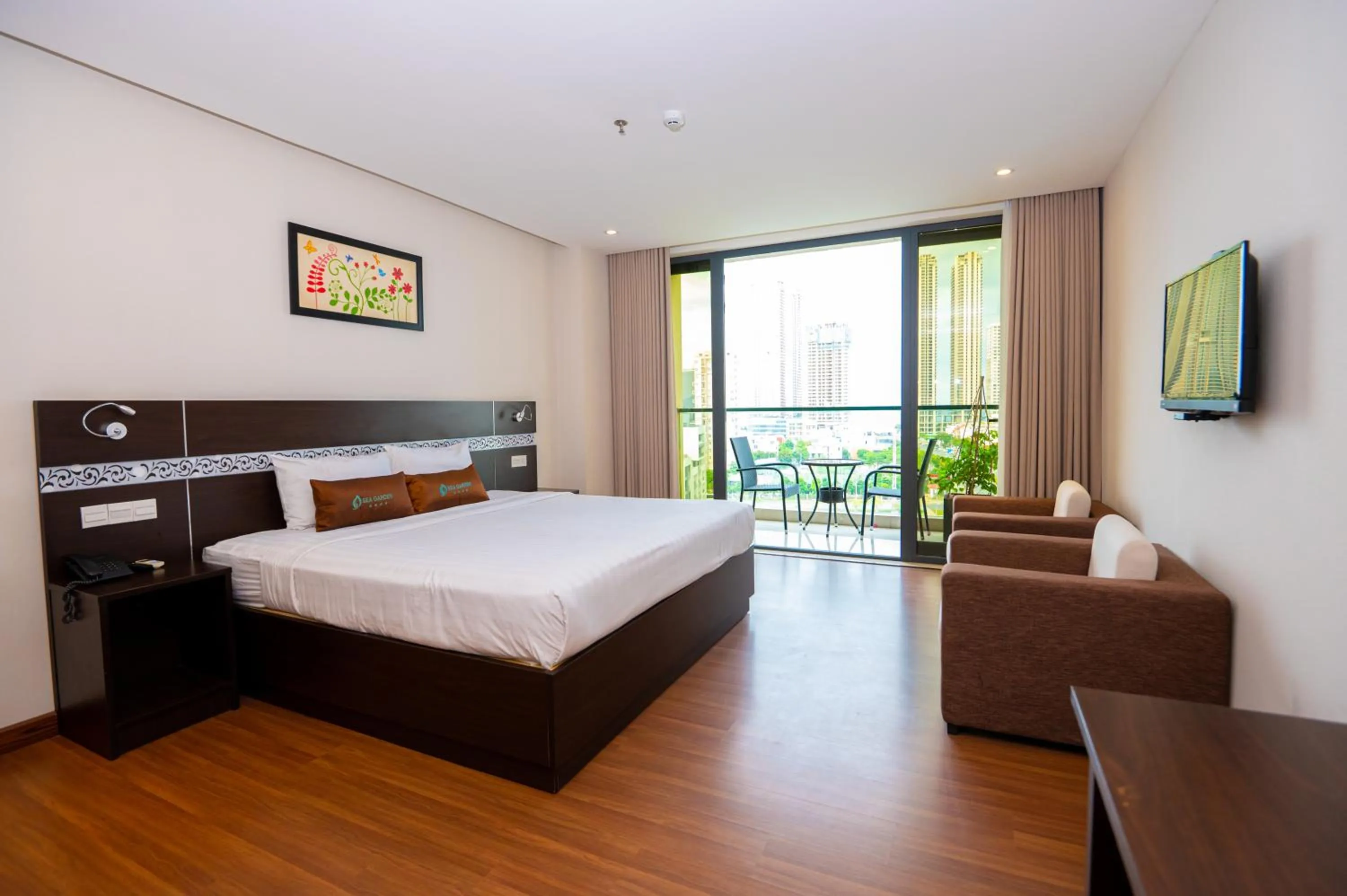 Balcony/Terrace, Bed in Sea Garden Hotel