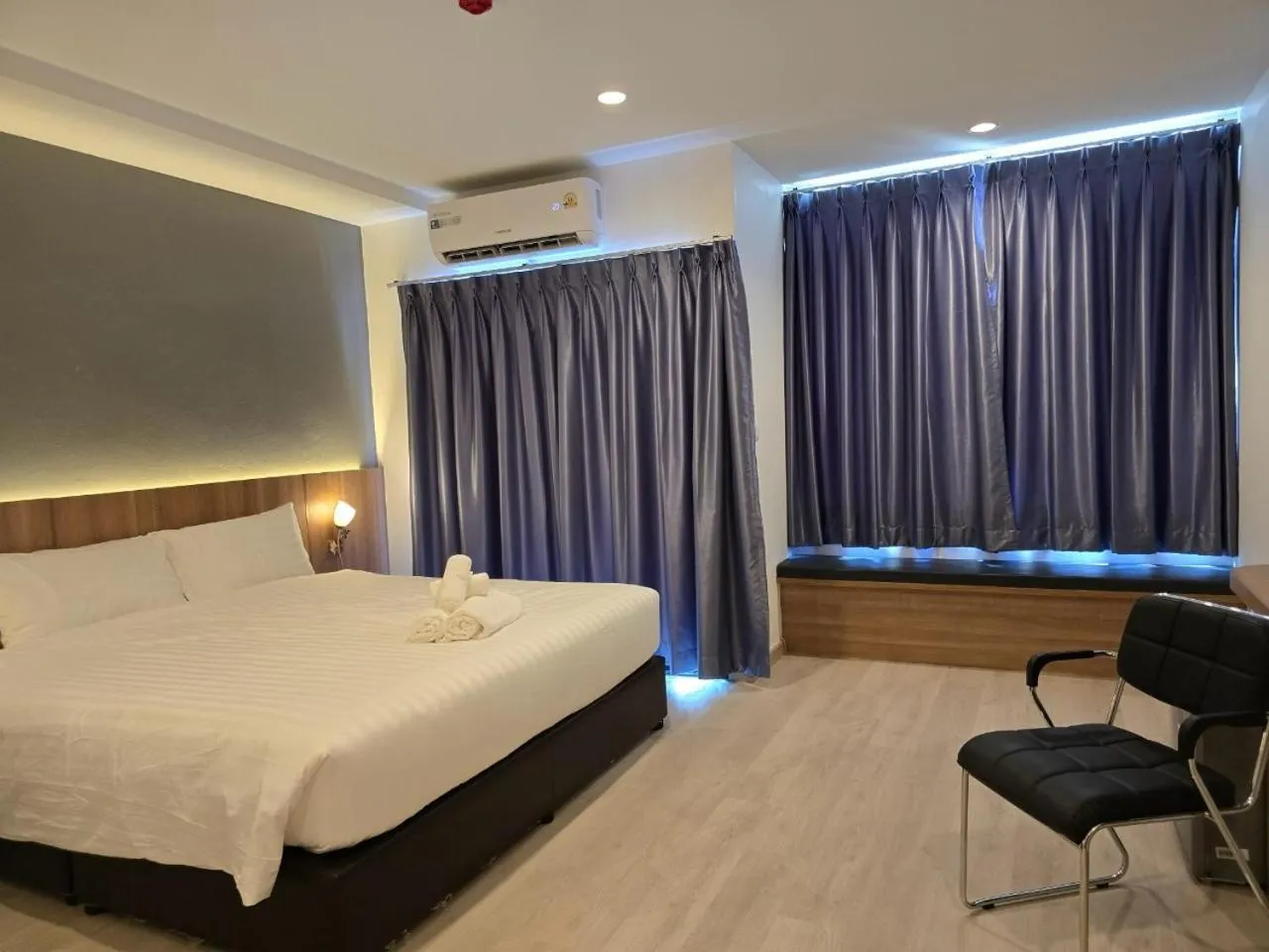 Bedroom, Bed in Manee Mantra Hotel, Kanchanaburi