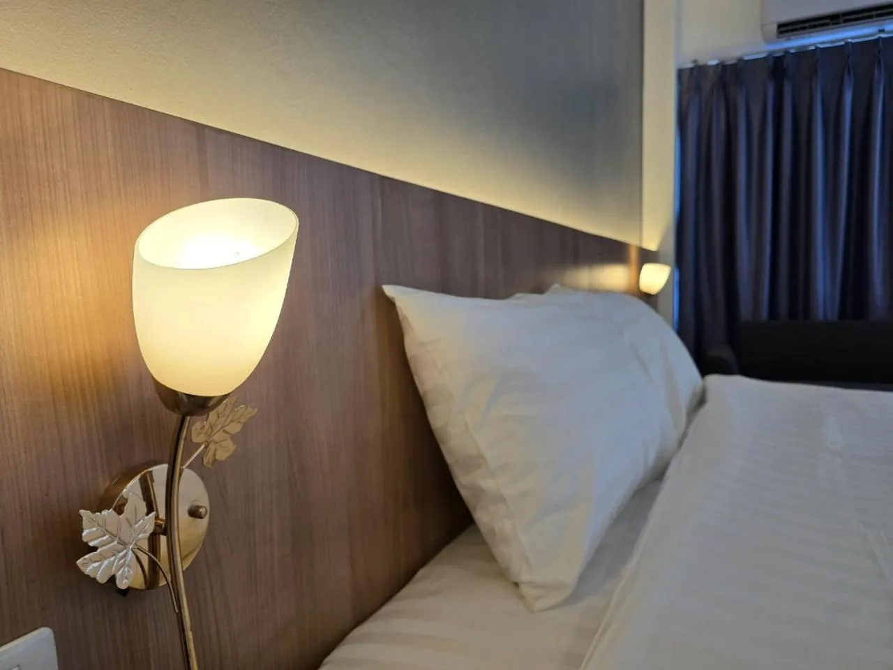 Bedroom, Bed in Manee Mantra Hotel, Kanchanaburi