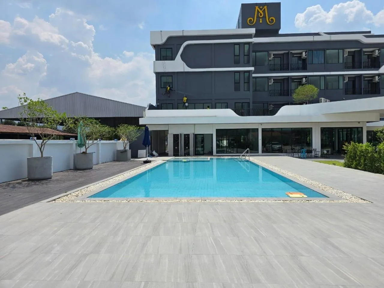 Pool view in Manee Mantra Hotel, Kanchanaburi