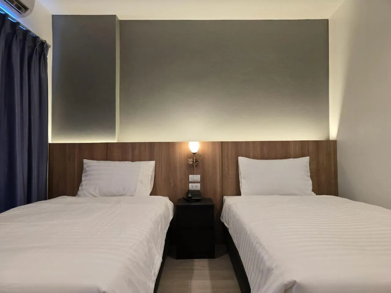 Bedroom, Bed in Manee Mantra Hotel, Kanchanaburi