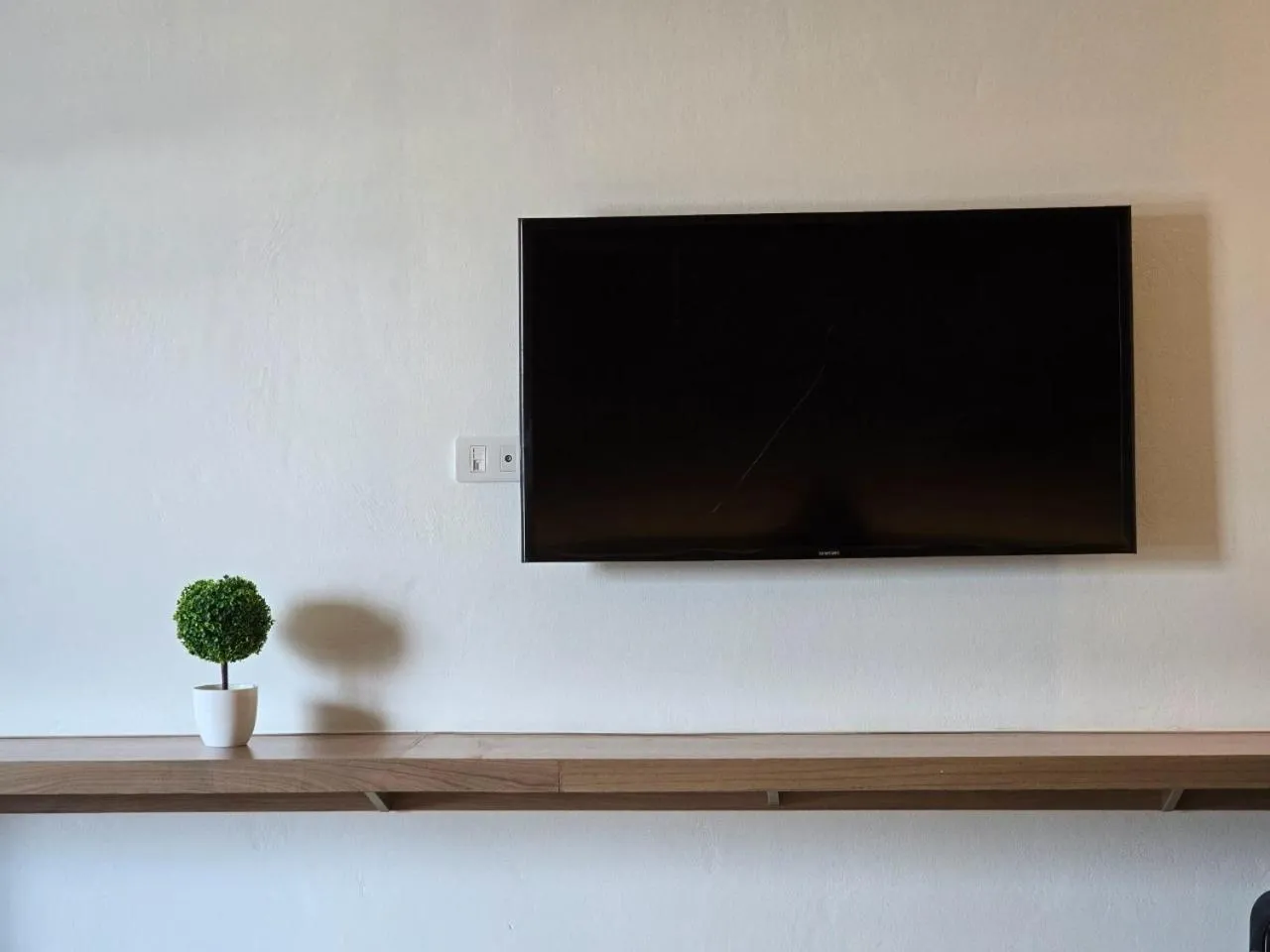 TV and multimedia in Manee Mantra Hotel, Kanchanaburi