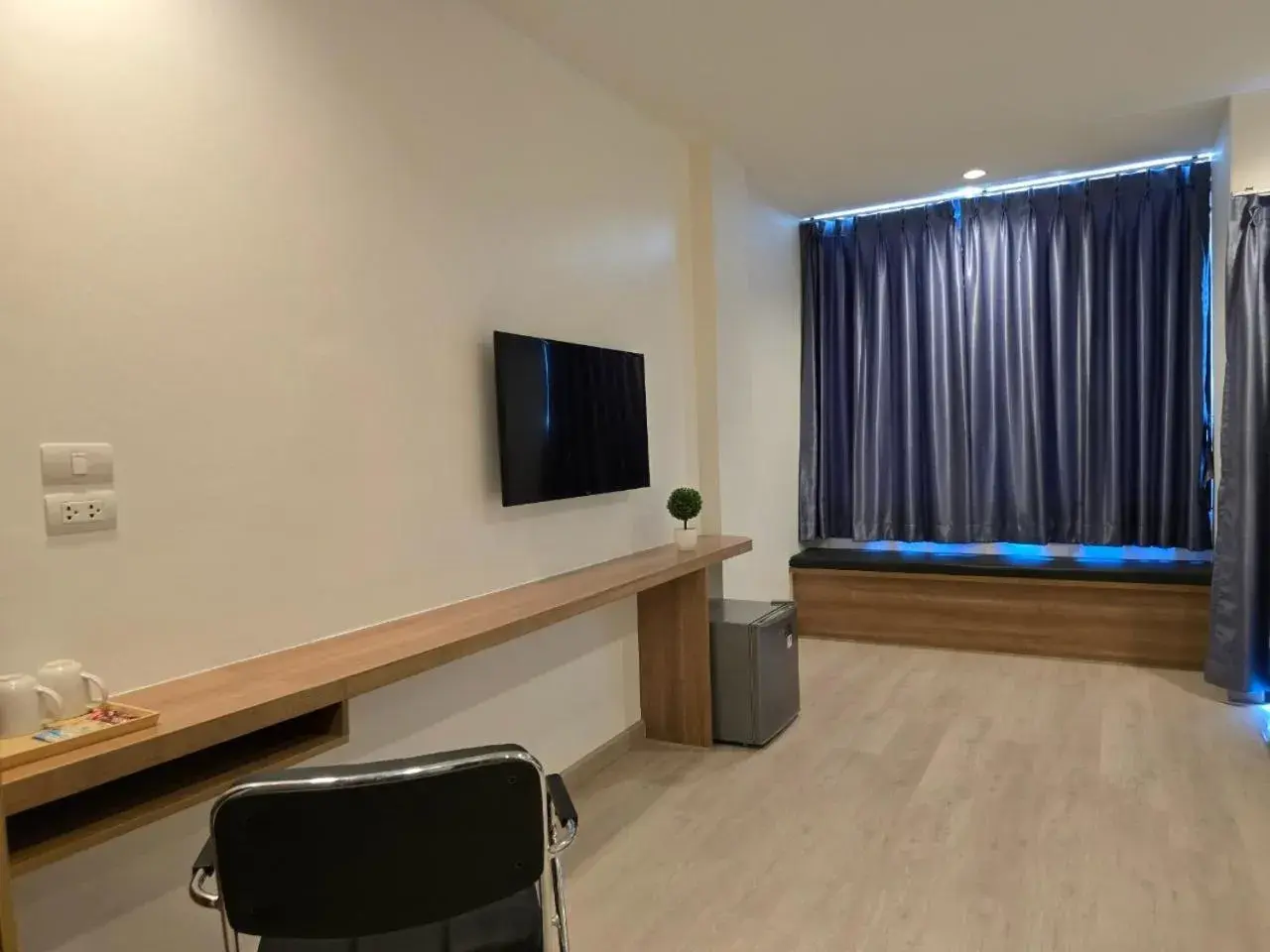 Superior Twin Room in Manee Mantra Hotel, Kanchanaburi Superior Twin Room in Manee Mantra Hotel, Kanchanaburi