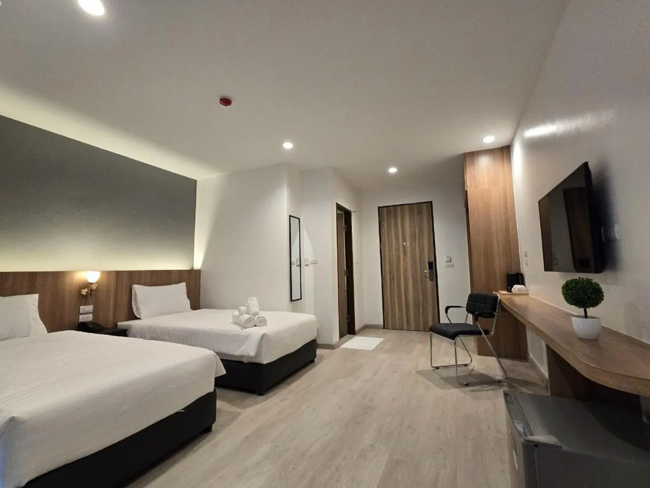 Bedroom, Bed in Manee Mantra Hotel, Kanchanaburi