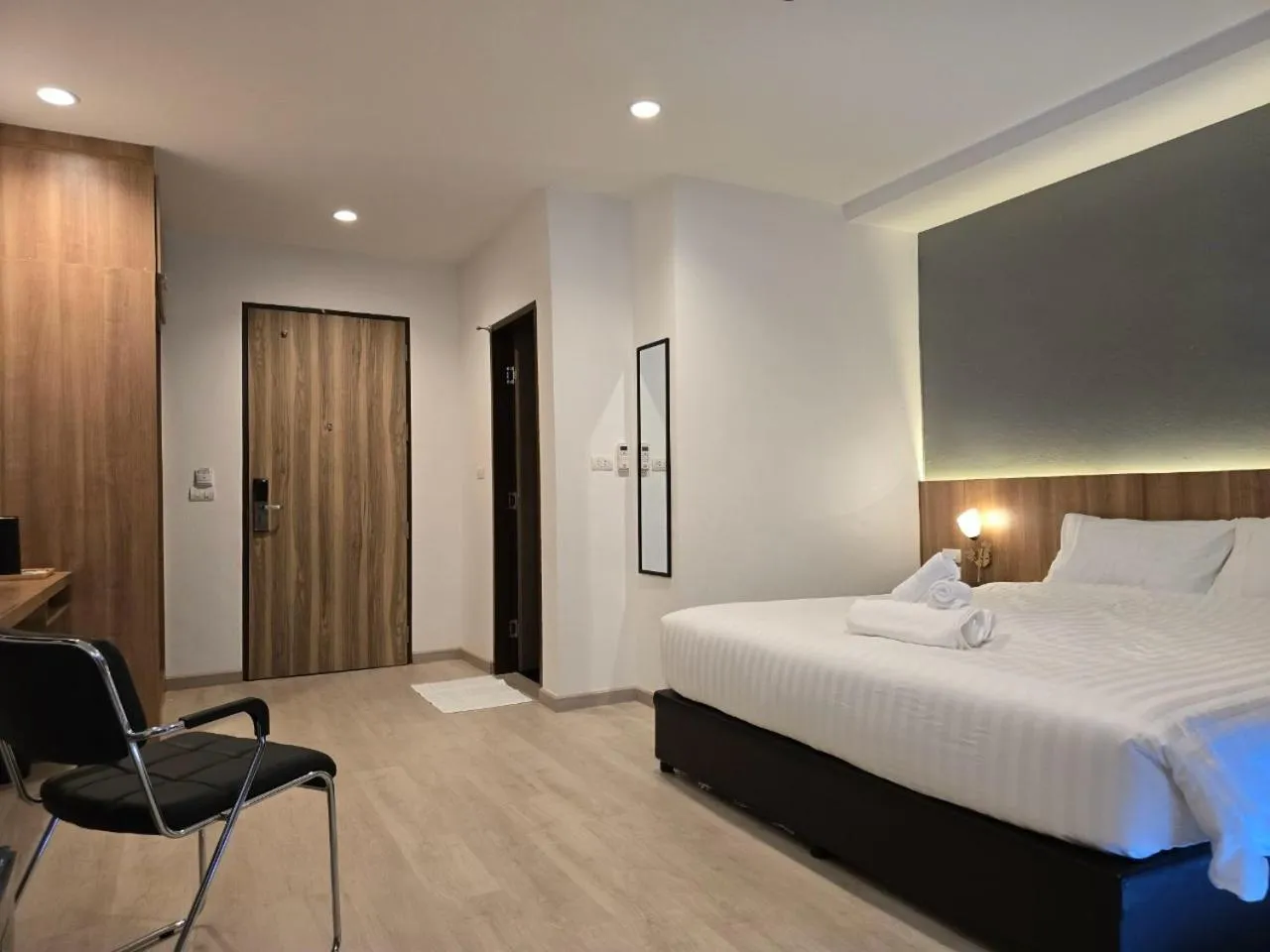 Bed in Manee Mantra Hotel, Kanchanaburi